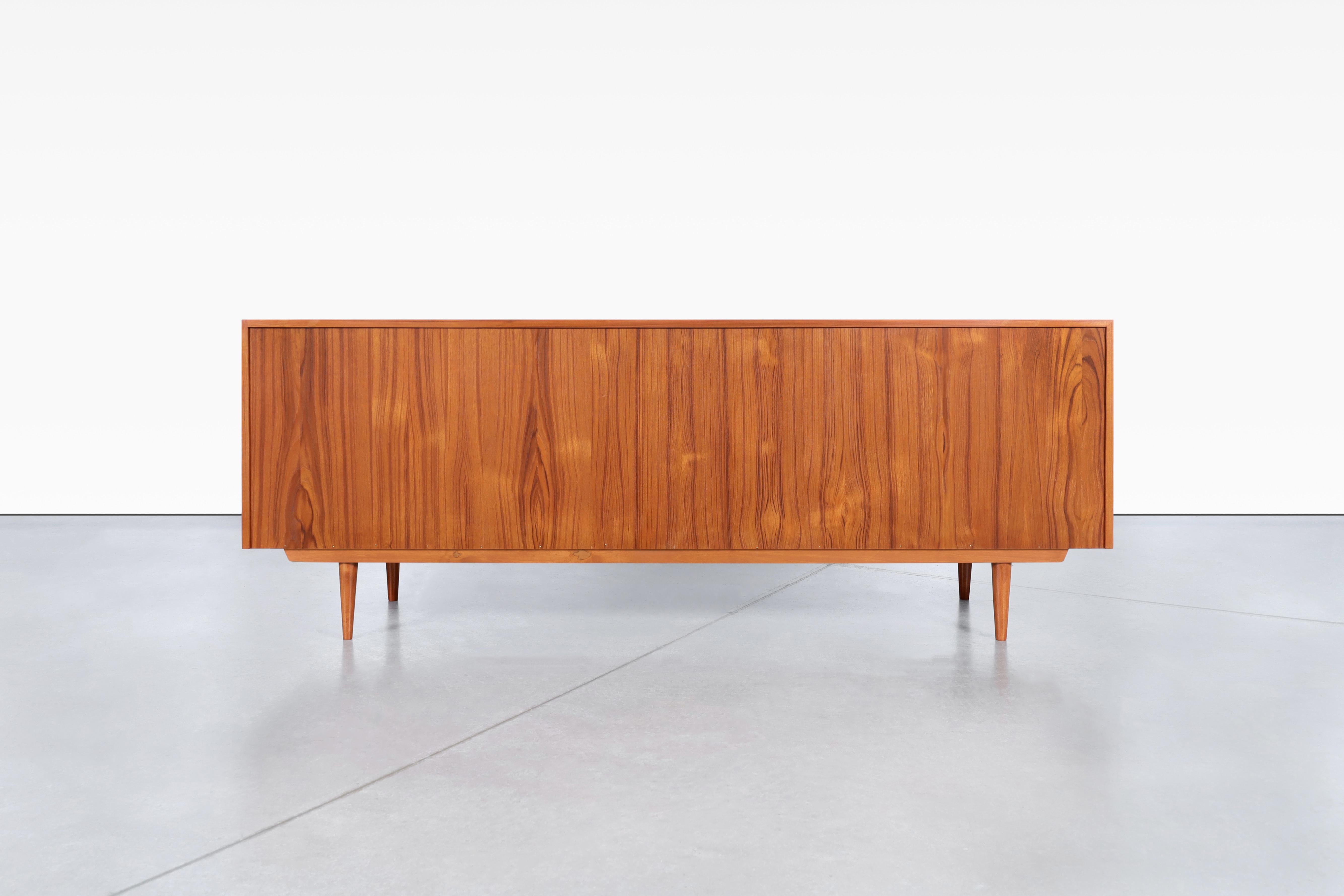 Credenza moderna danese con porta a tamburo in teak di Bernhard Pedersen & Son in vendita 4