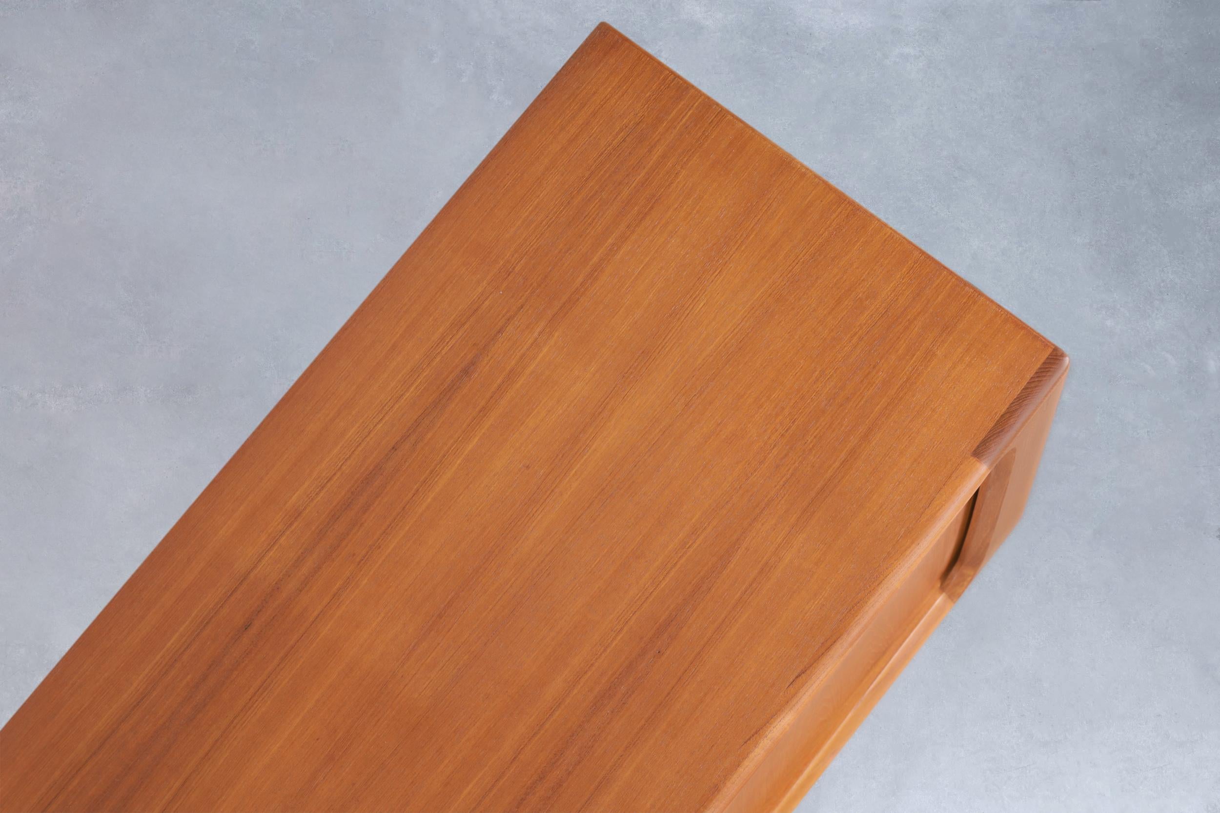Credenza moderna danese con porta a tamburo in teak di Bernhard Pedersen & Son in vendita 6