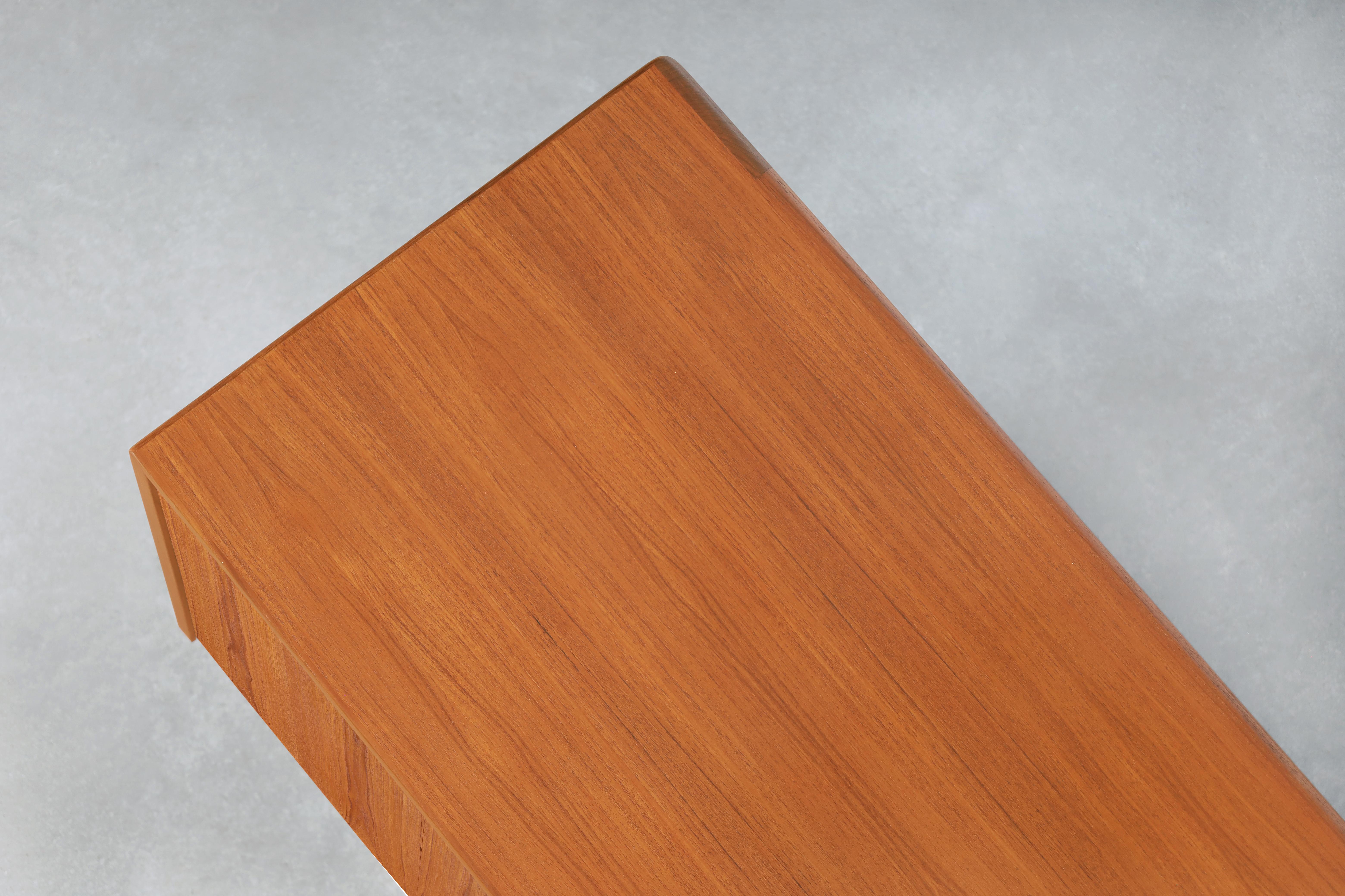 Credenza moderna danese con porta a tamburo in teak di Bernhard Pedersen & Son in vendita 6