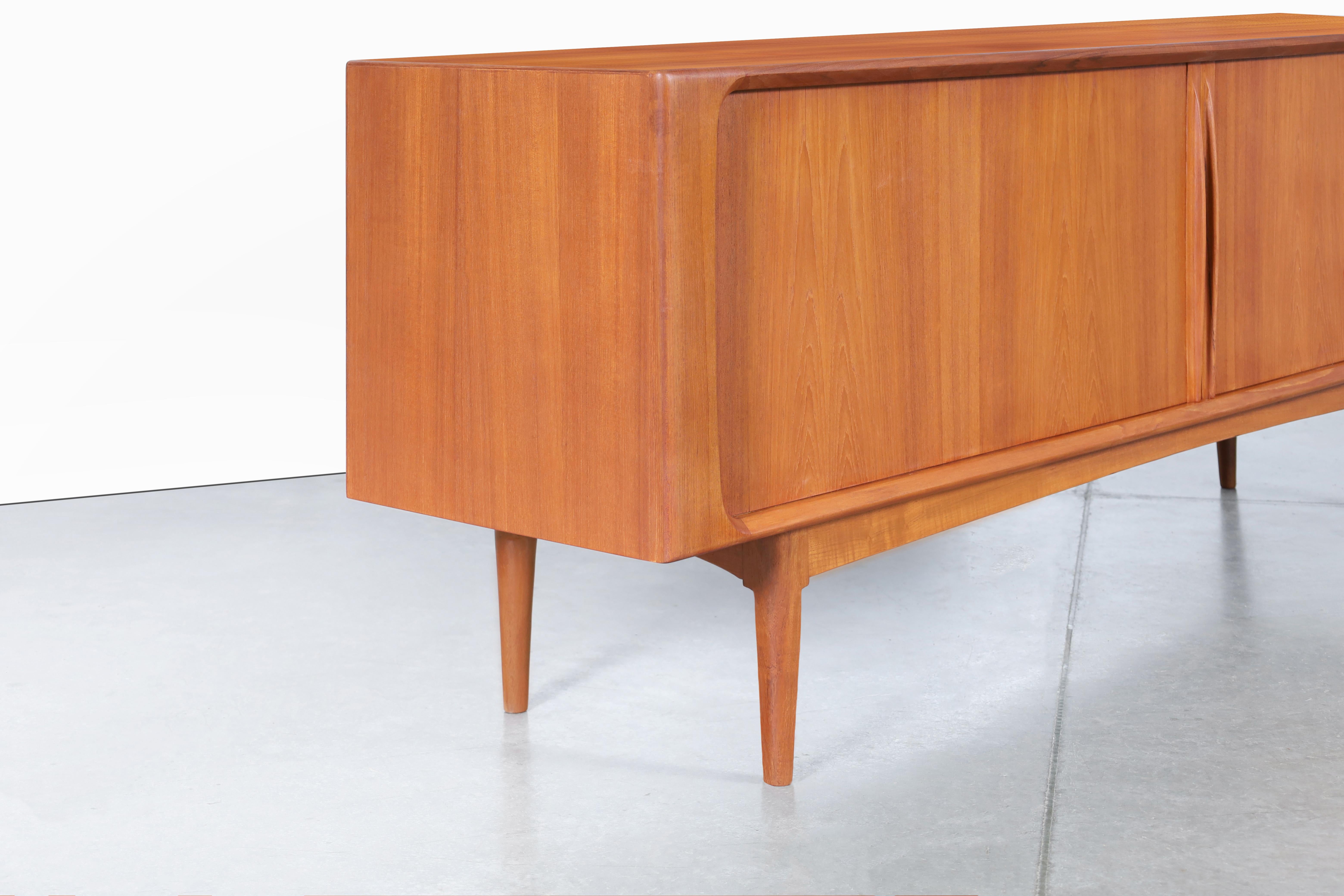 Mid-Century moderno Credenza moderna danese con porta a tamburo in teak di Bernhard Pedersen & Son in vendita