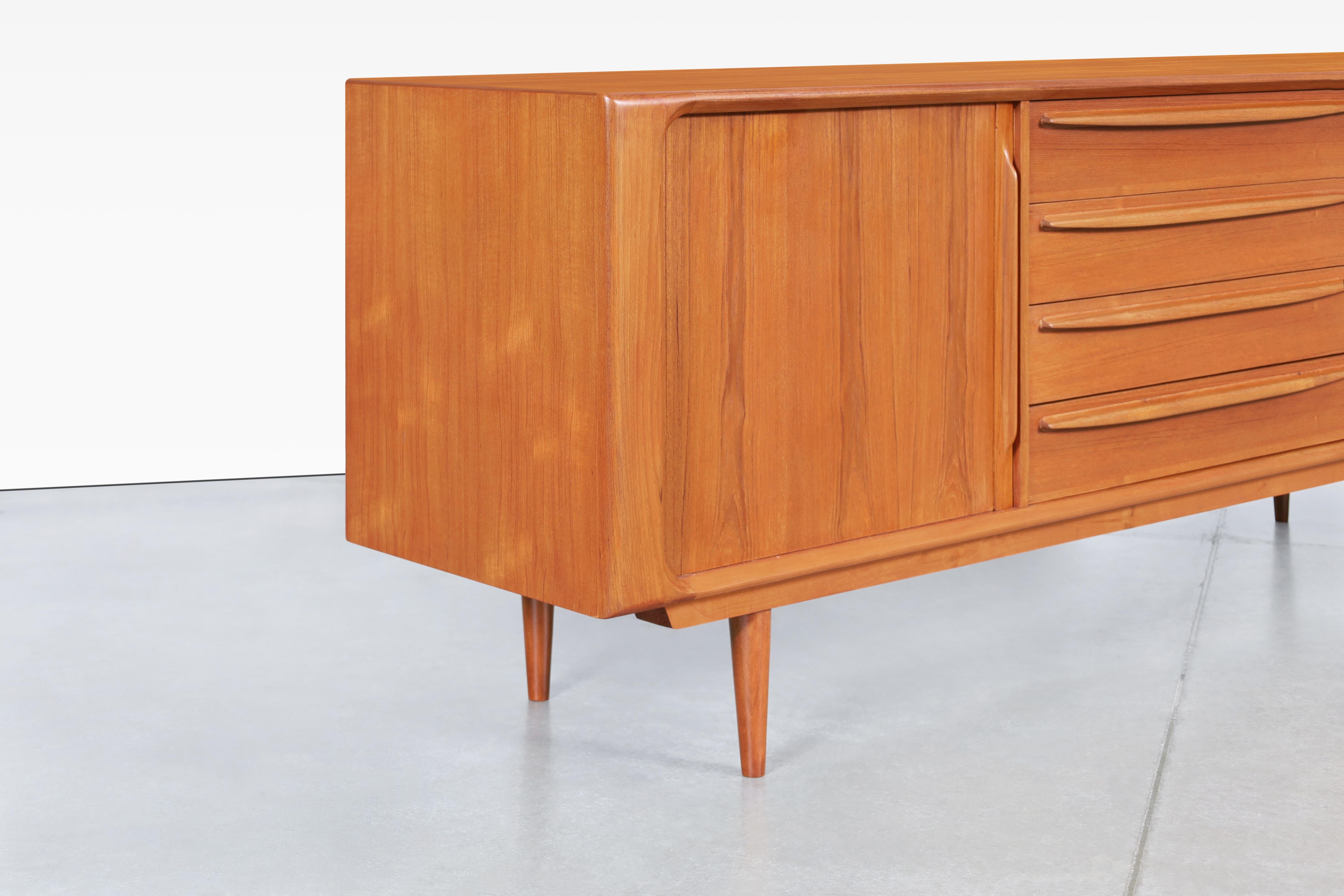 Mid-Century moderno Credenza moderna danese con porta a tamburo in teak di Bernhard Pedersen & Son in vendita