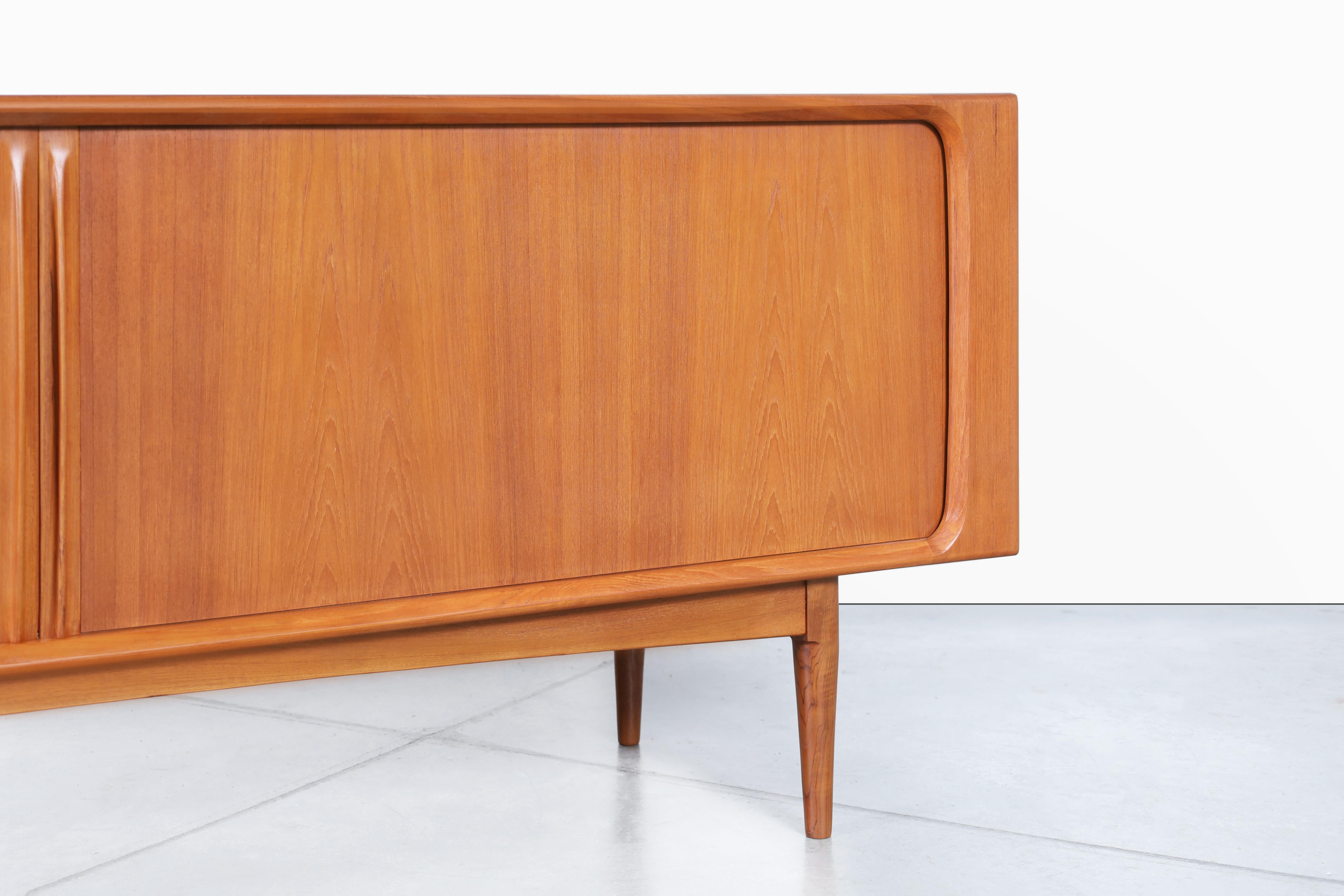 Danese Credenza moderna danese con porta a tamburo in teak di Bernhard Pedersen & Son in vendita