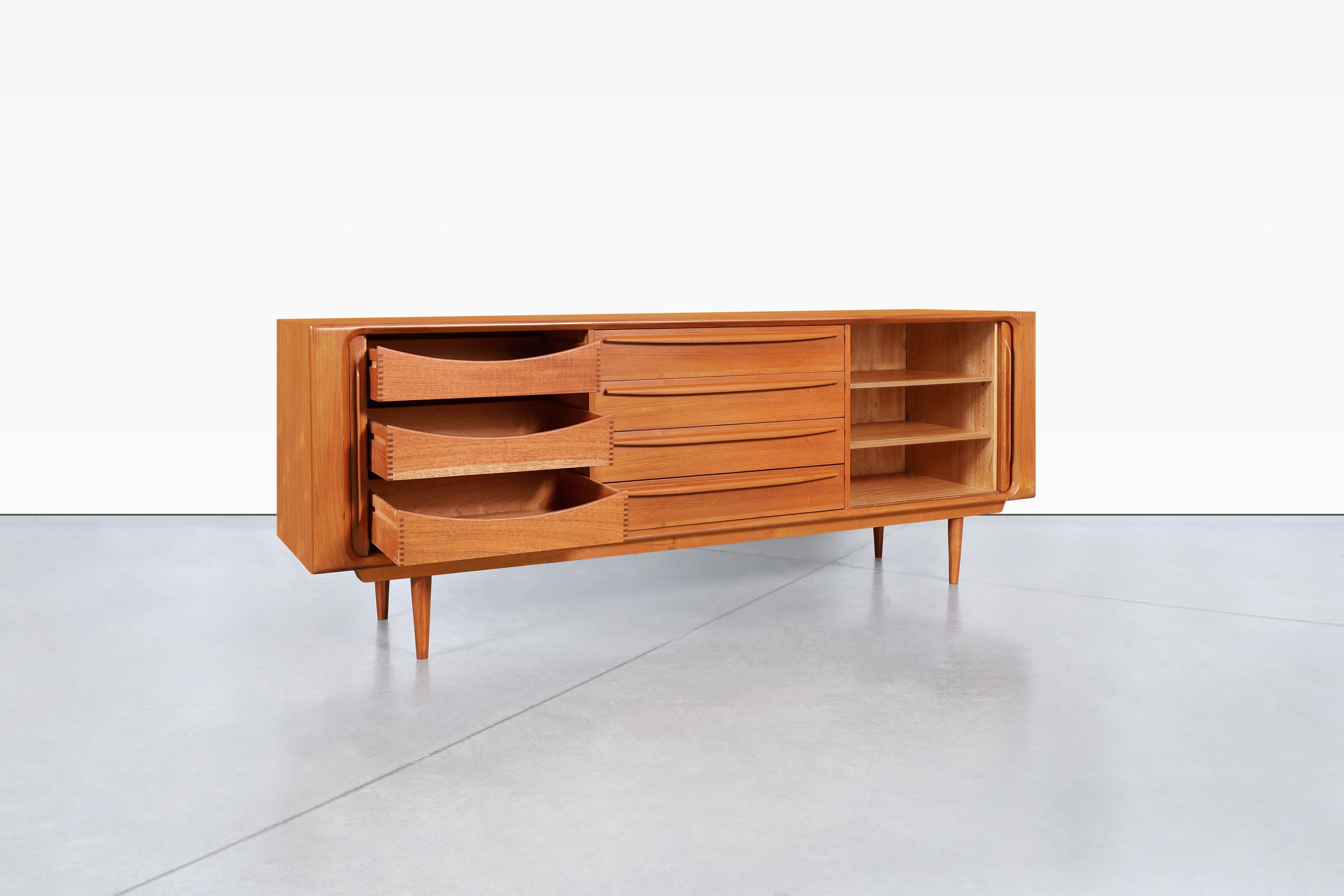Danese Credenza moderna danese con porta a tamburo in teak di Bernhard Pedersen & Son in vendita