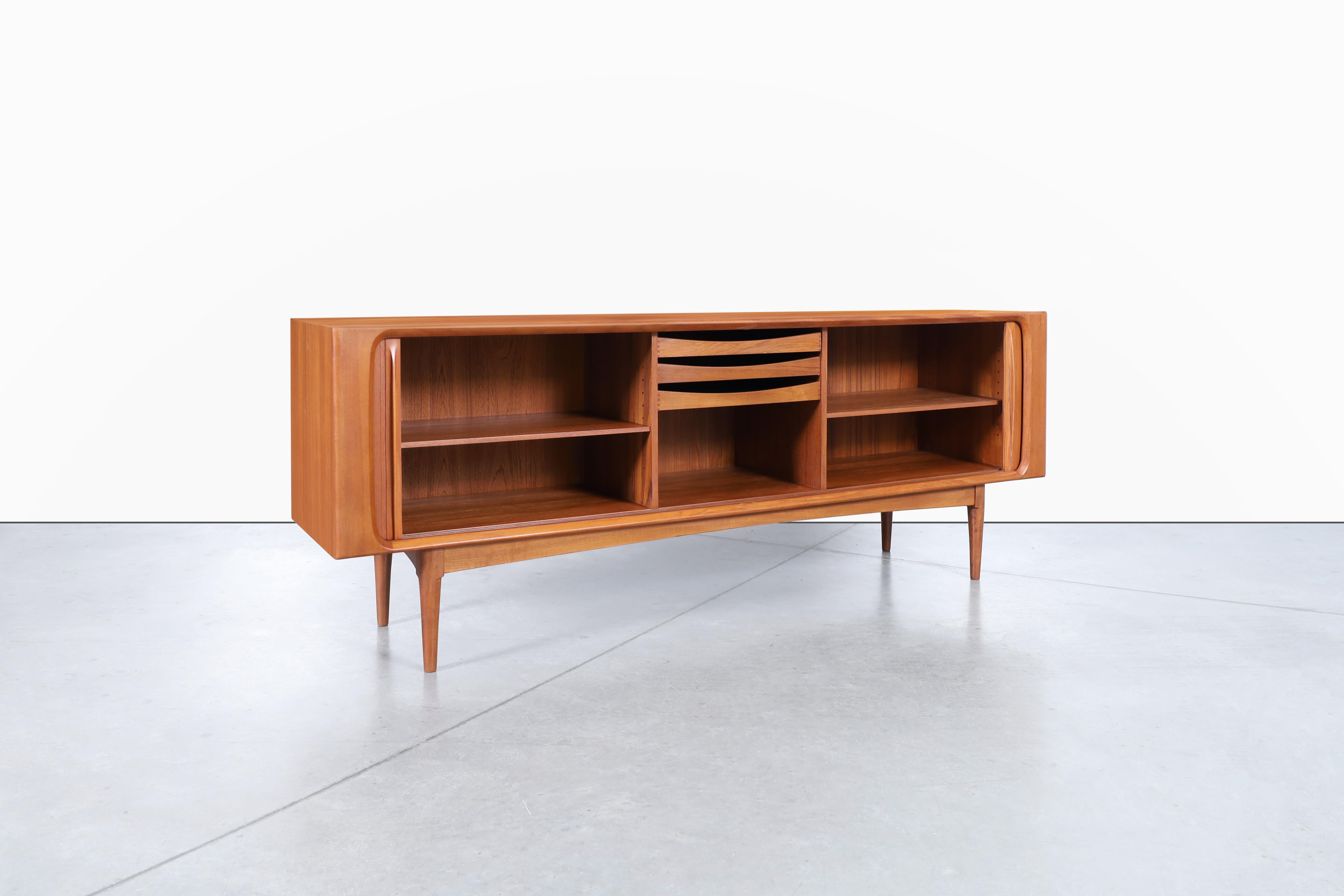Credenza moderna danese con porta a tamburo in teak di Bernhard Pedersen & Son In condizioni ottime in vendita a North Hollywood, CA