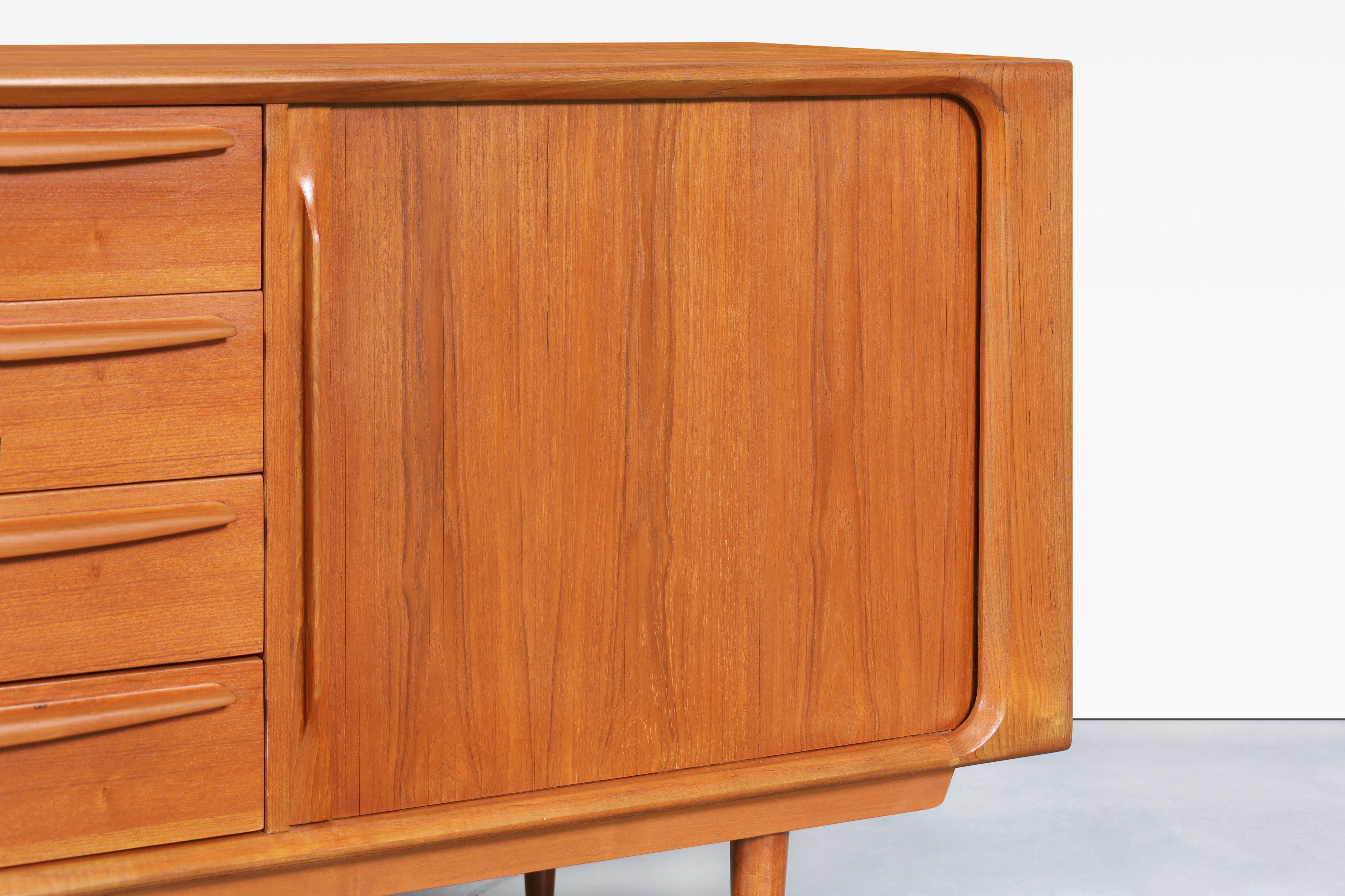 Credenza moderna danese con porta a tamburo in teak di Bernhard Pedersen & Son In condizioni ottime in vendita a North Hollywood, CA