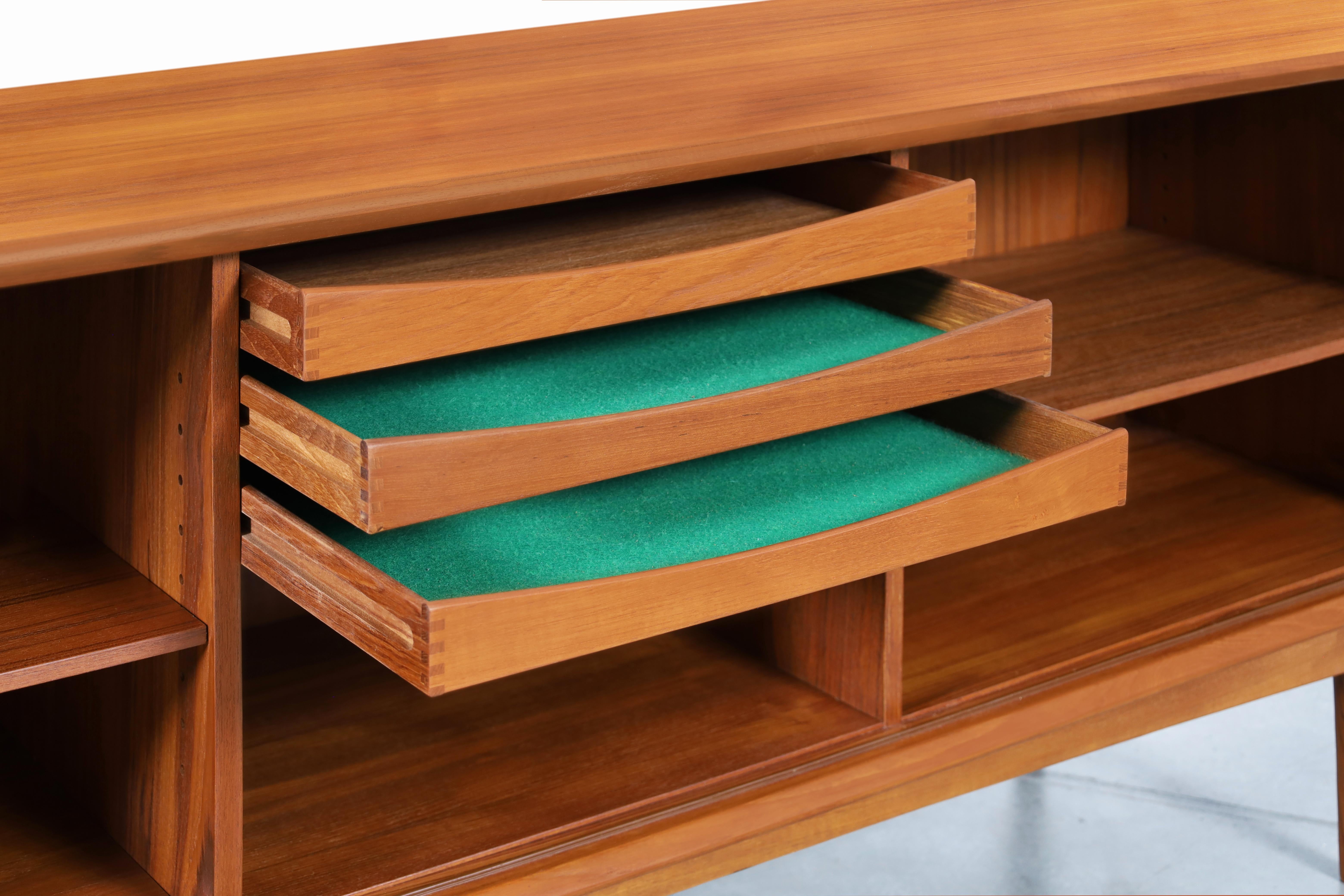 Metà XX secolo Credenza moderna danese con porta a tamburo in teak di Bernhard Pedersen & Son in vendita