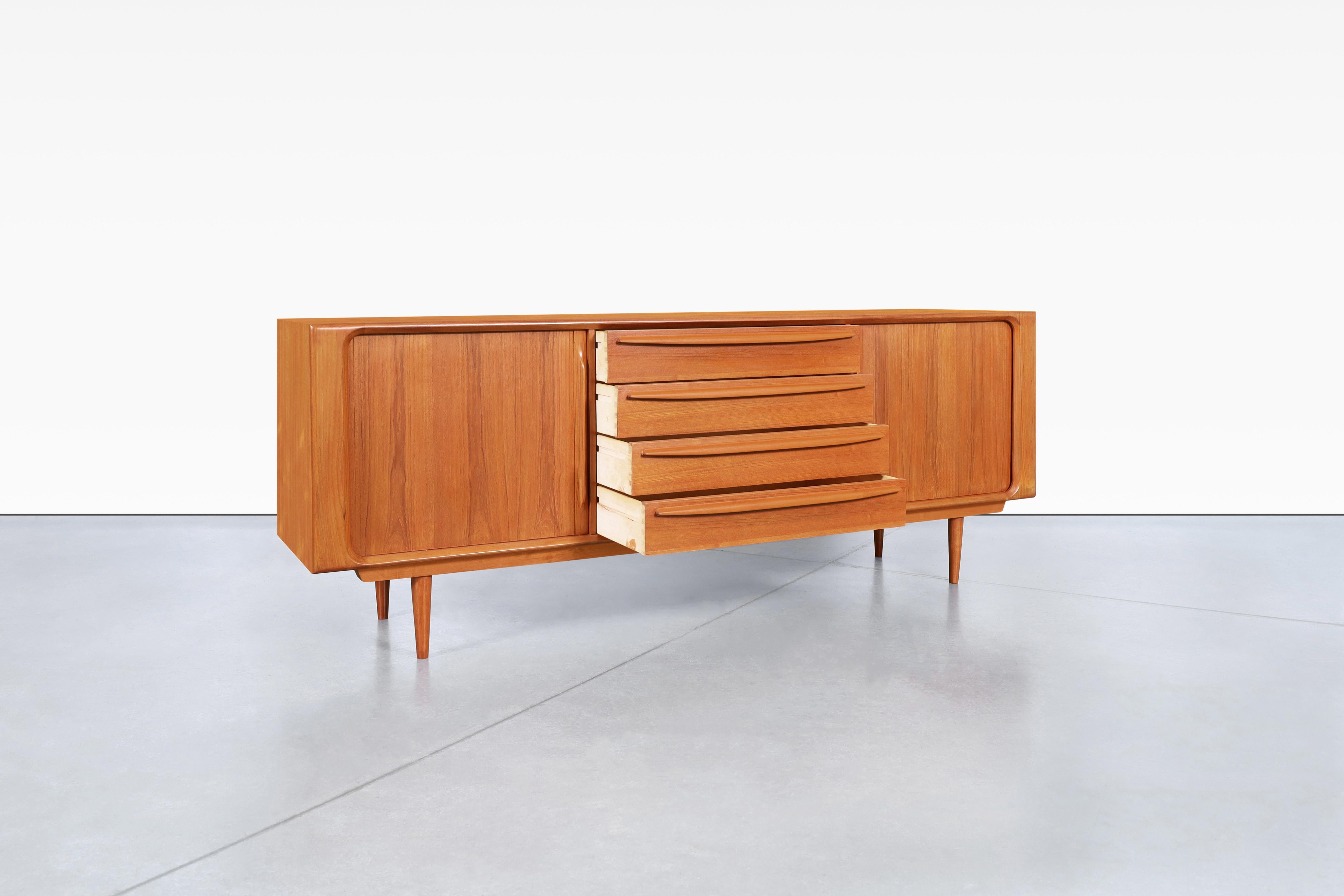 Metà XX secolo Credenza moderna danese con porta a tamburo in teak di Bernhard Pedersen & Son in vendita