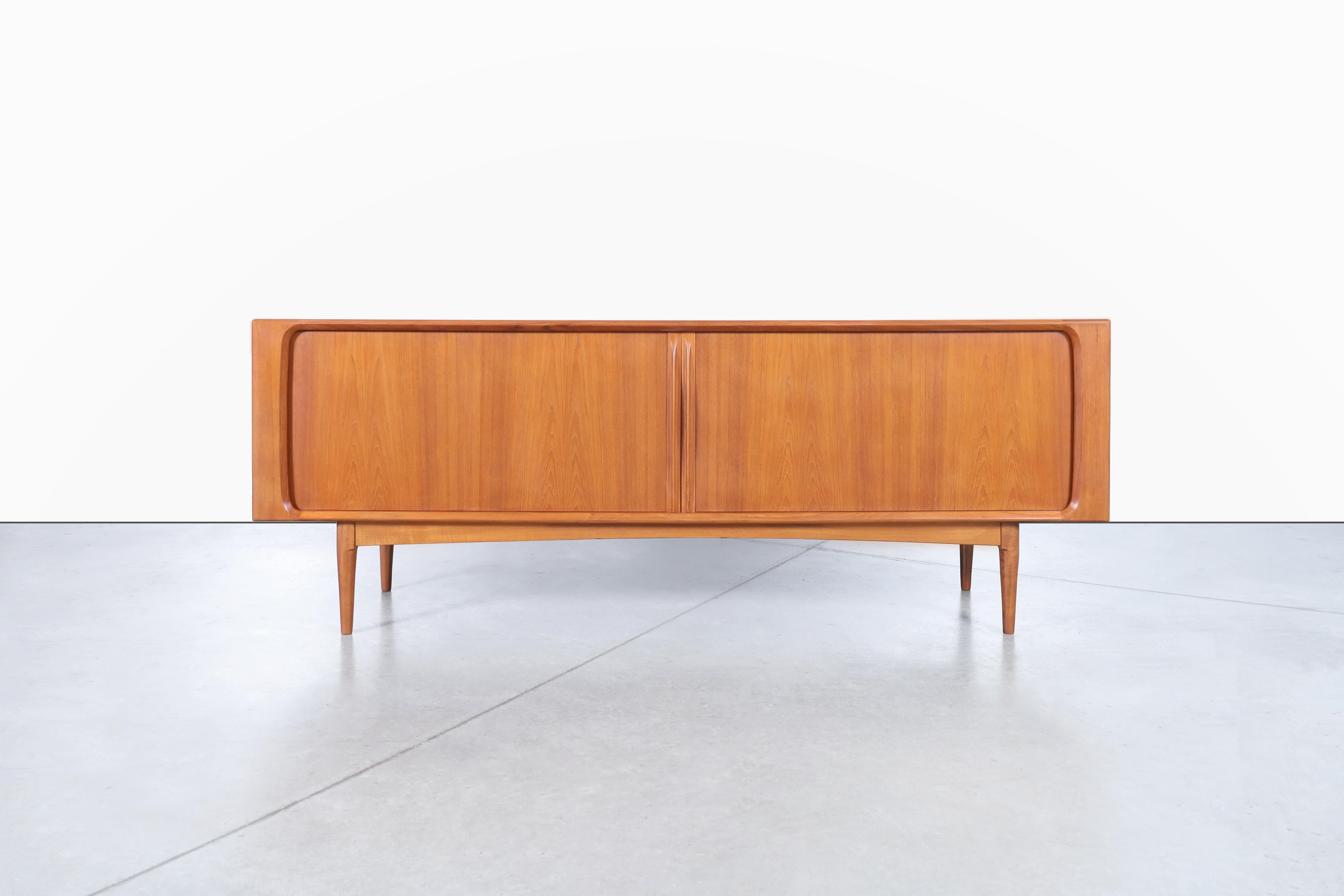Teak Credenza moderna danese con porta a tamburo in teak di Bernhard Pedersen & Son in vendita