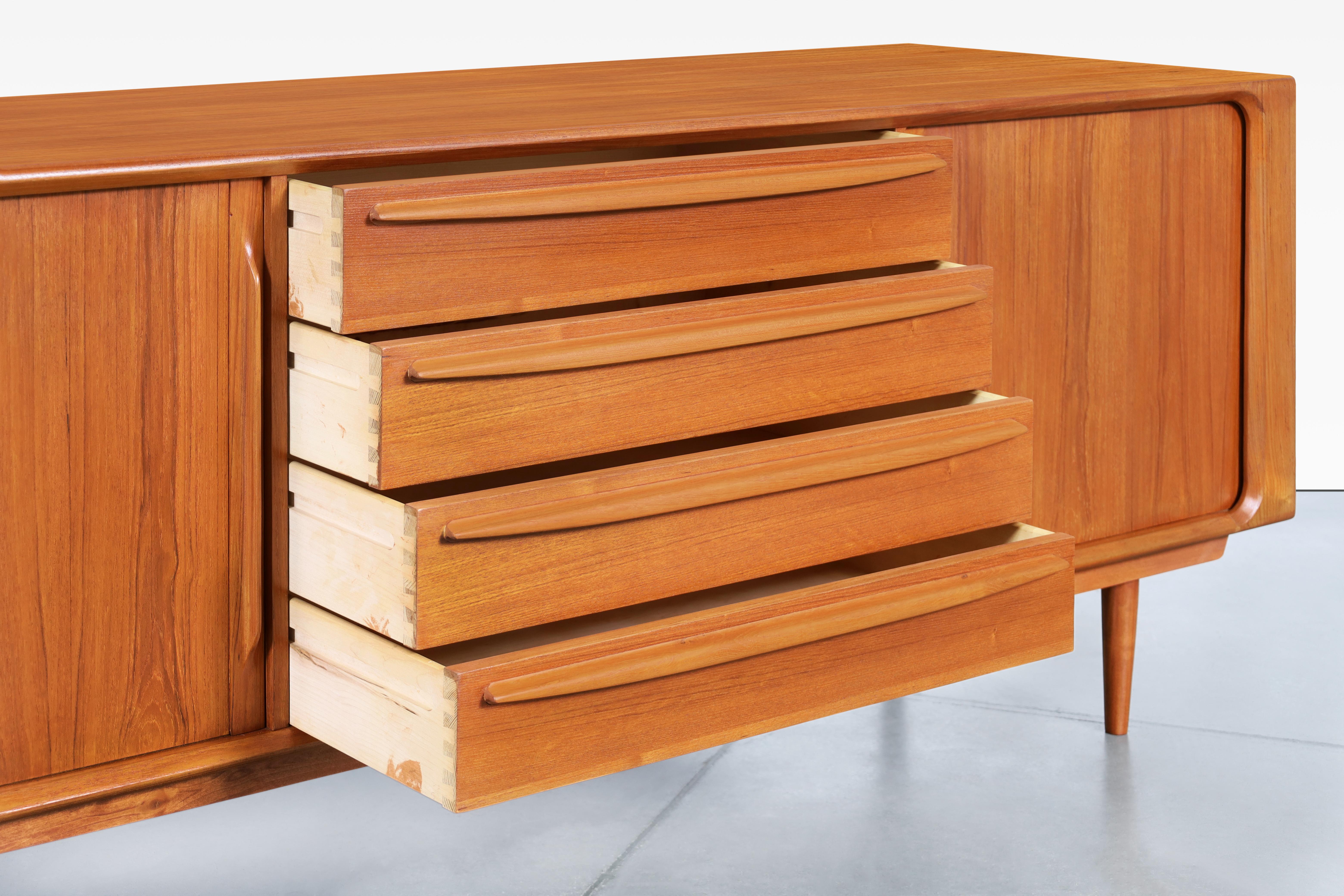 Teak Credenza moderna danese con porta a tamburo in teak di Bernhard Pedersen & Son in vendita