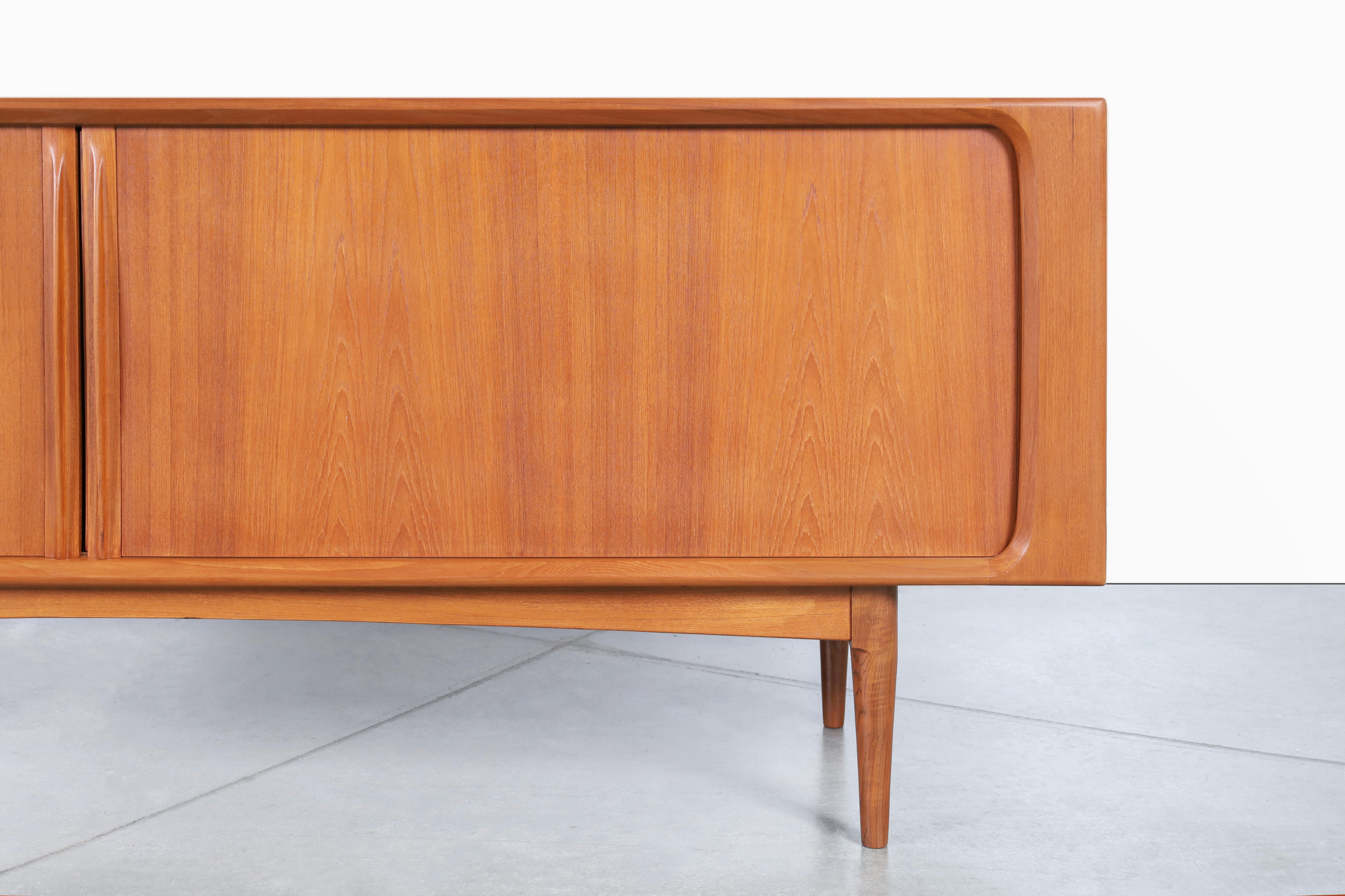 Credenza moderna danese con porta a tamburo in teak di Bernhard Pedersen & Son in vendita 1