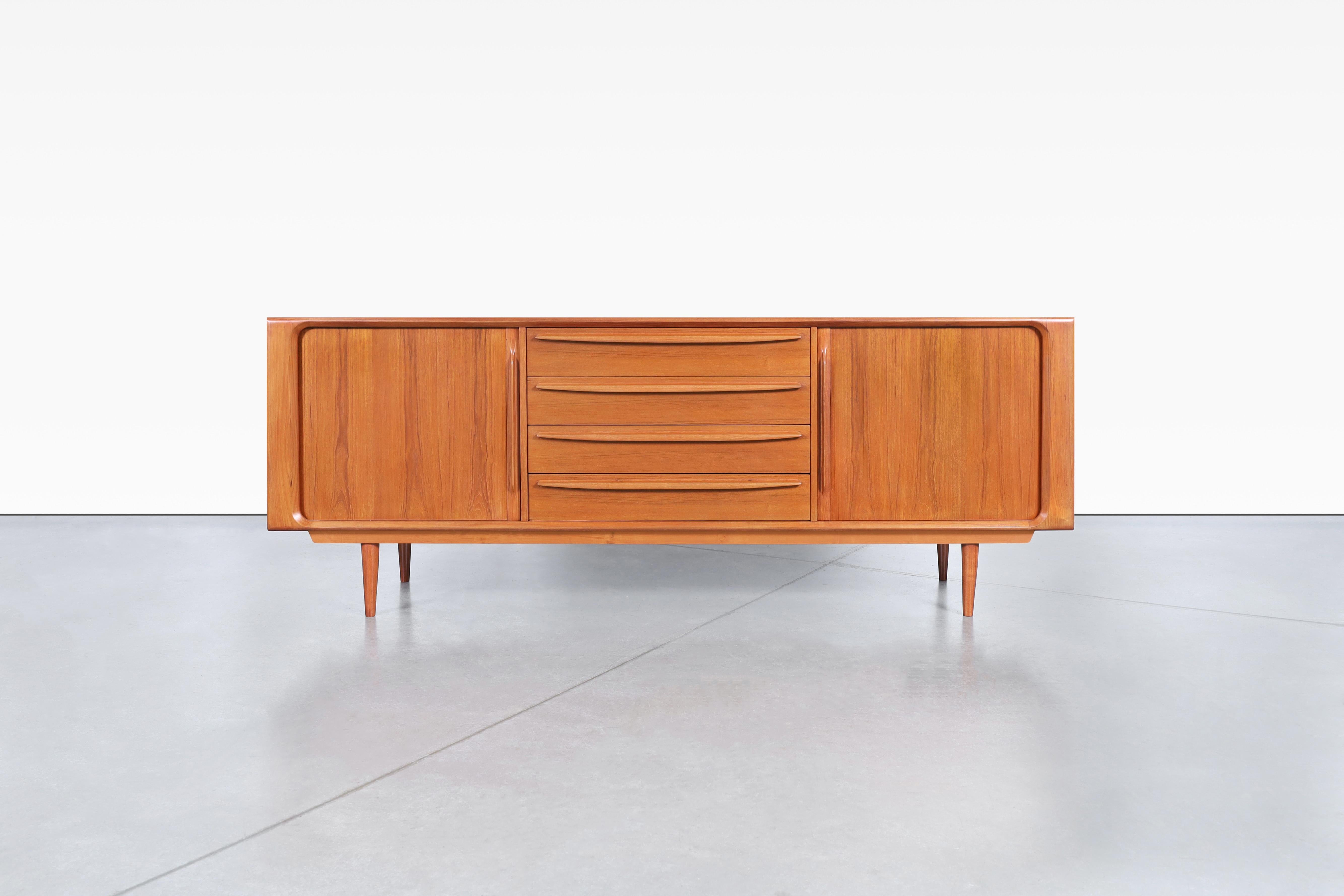 Credenza moderna danese con porta a tamburo in teak di Bernhard Pedersen & Son in vendita 1
