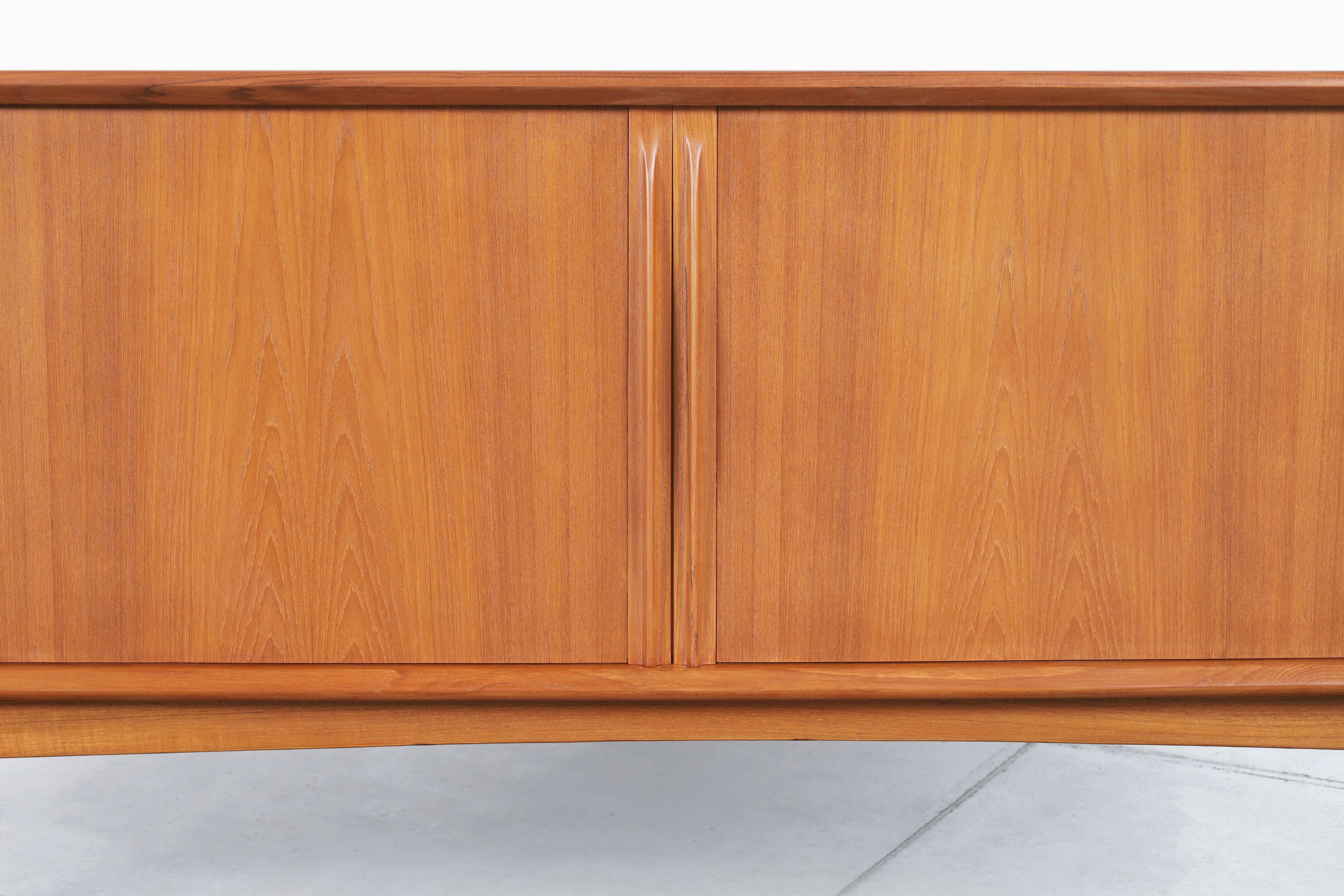 Credenza moderna danese con porta a tamburo in teak di Bernhard Pedersen & Son in vendita 2
