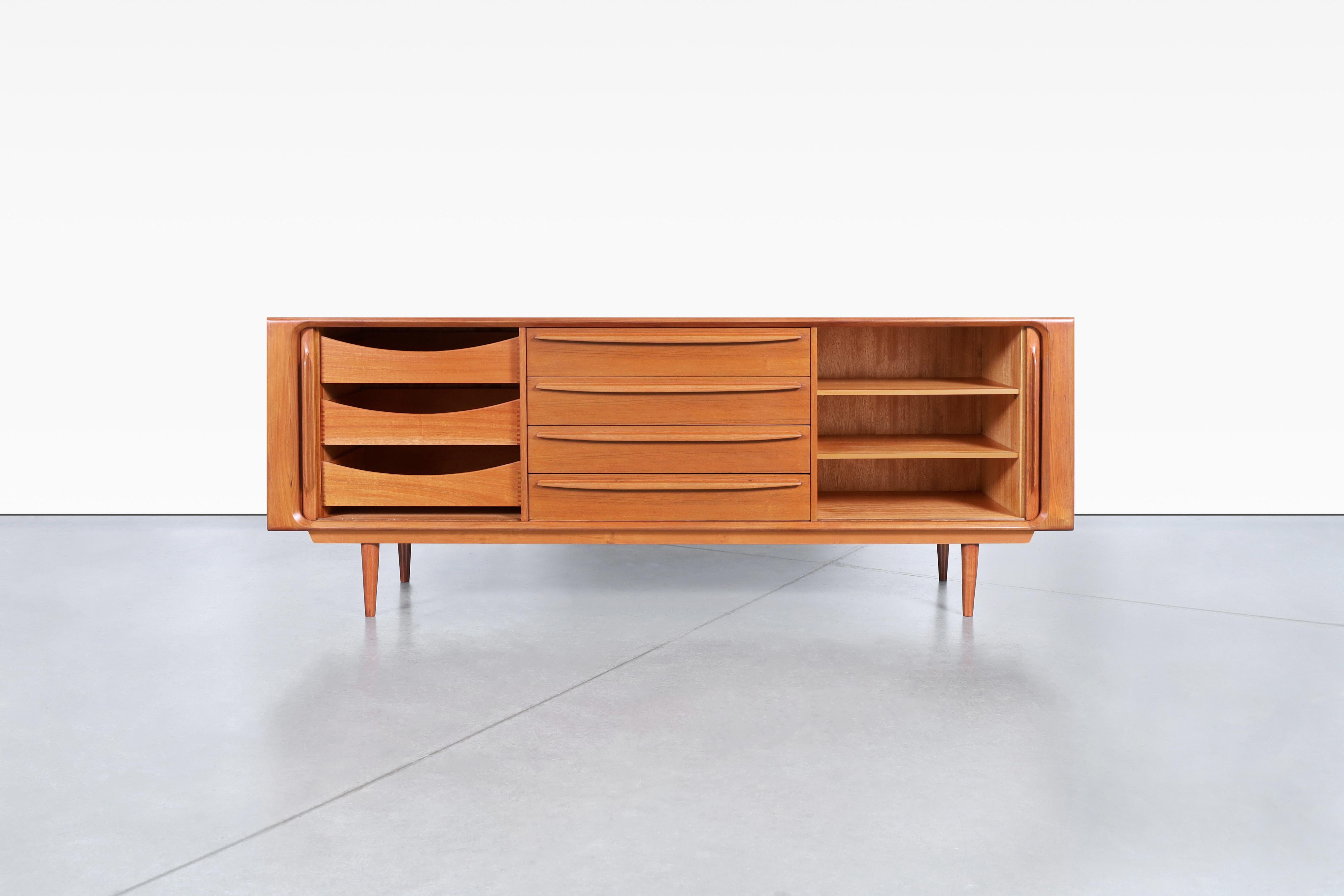 Credenza moderna danese con porta a tamburo in teak di Bernhard Pedersen & Son in vendita 2