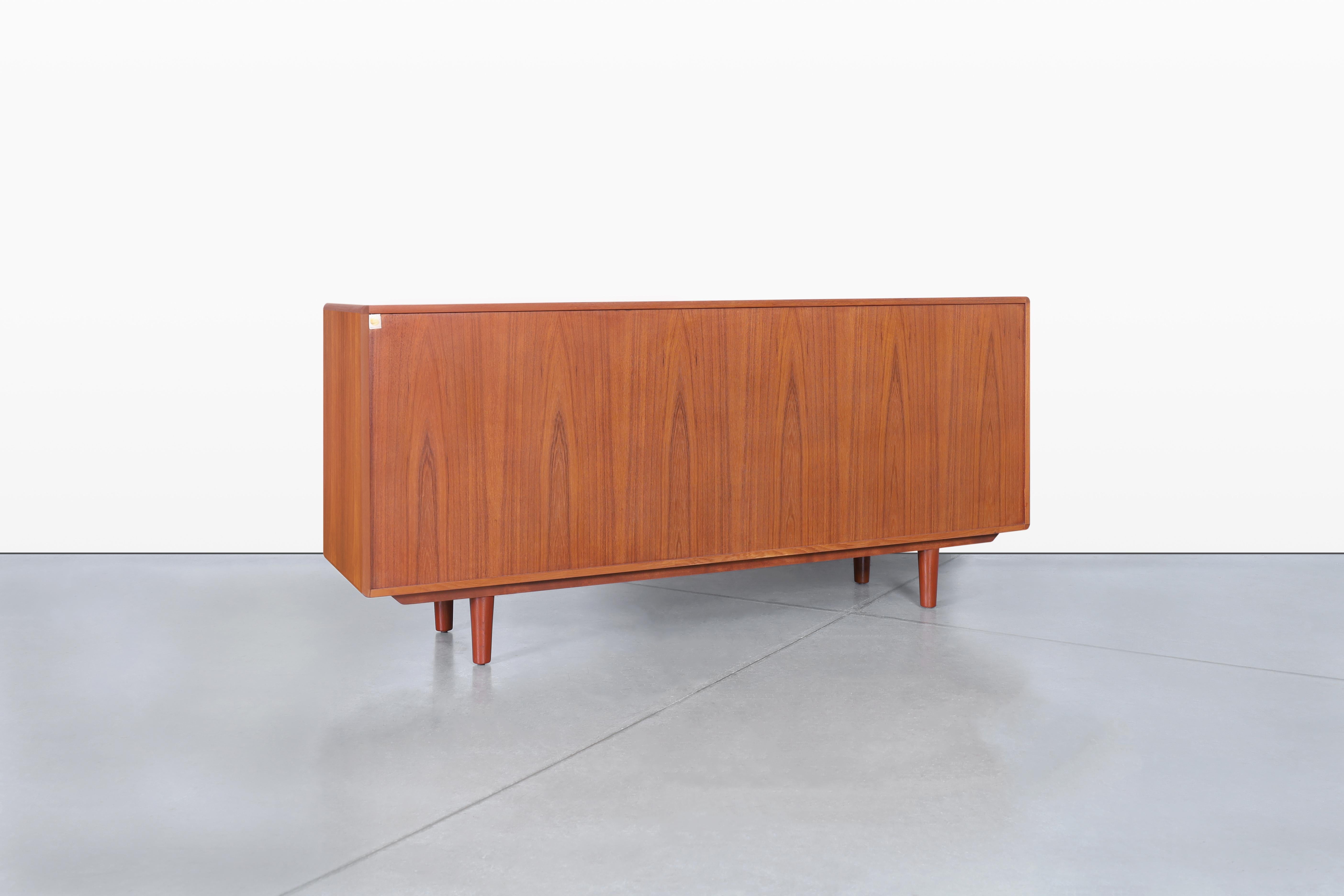 Credenza moderna danesa de teca con puerta de tambor by Dyrlund en venta 3