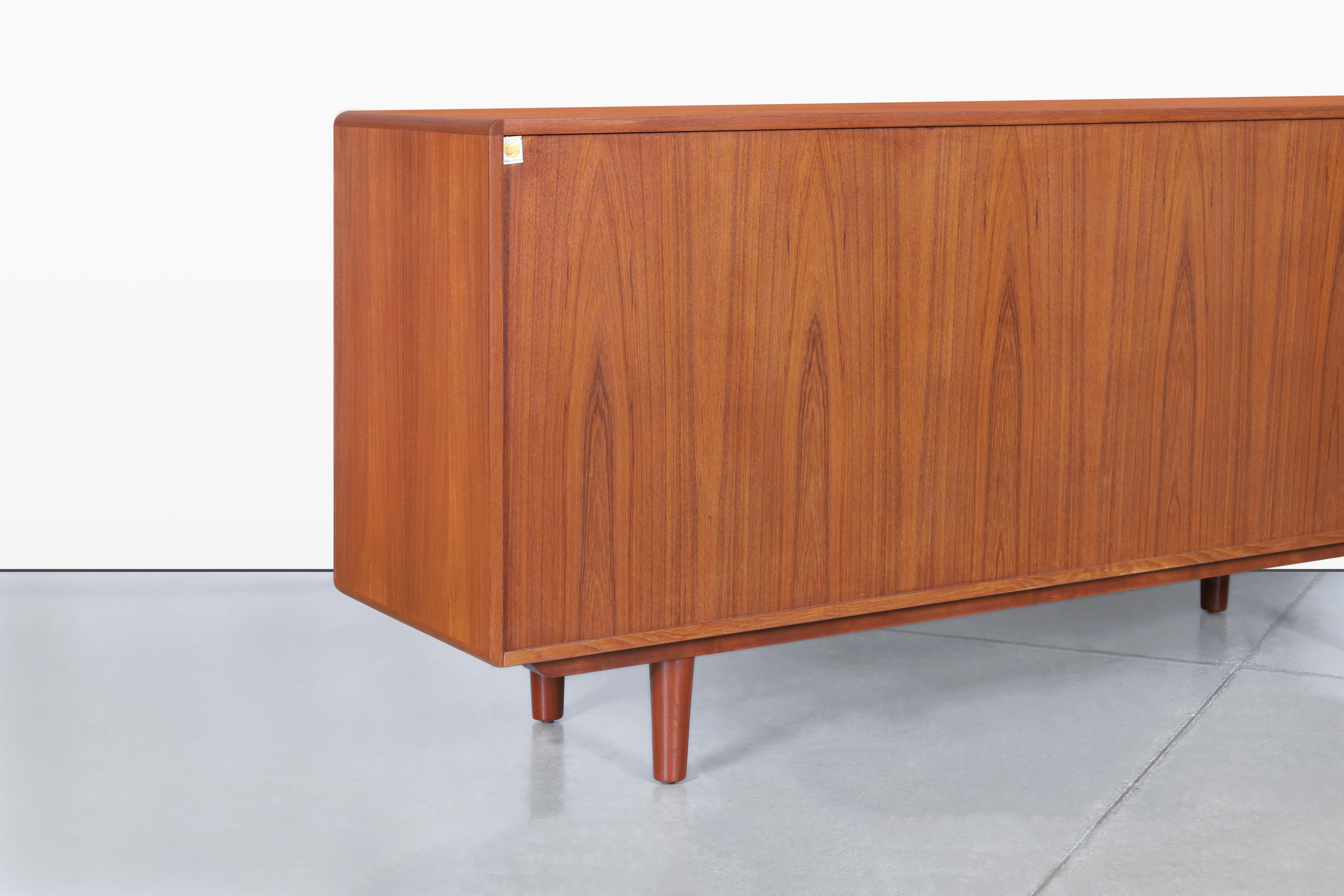 Credenza moderna danesa de teca con puerta de tambor by Dyrlund en venta 4