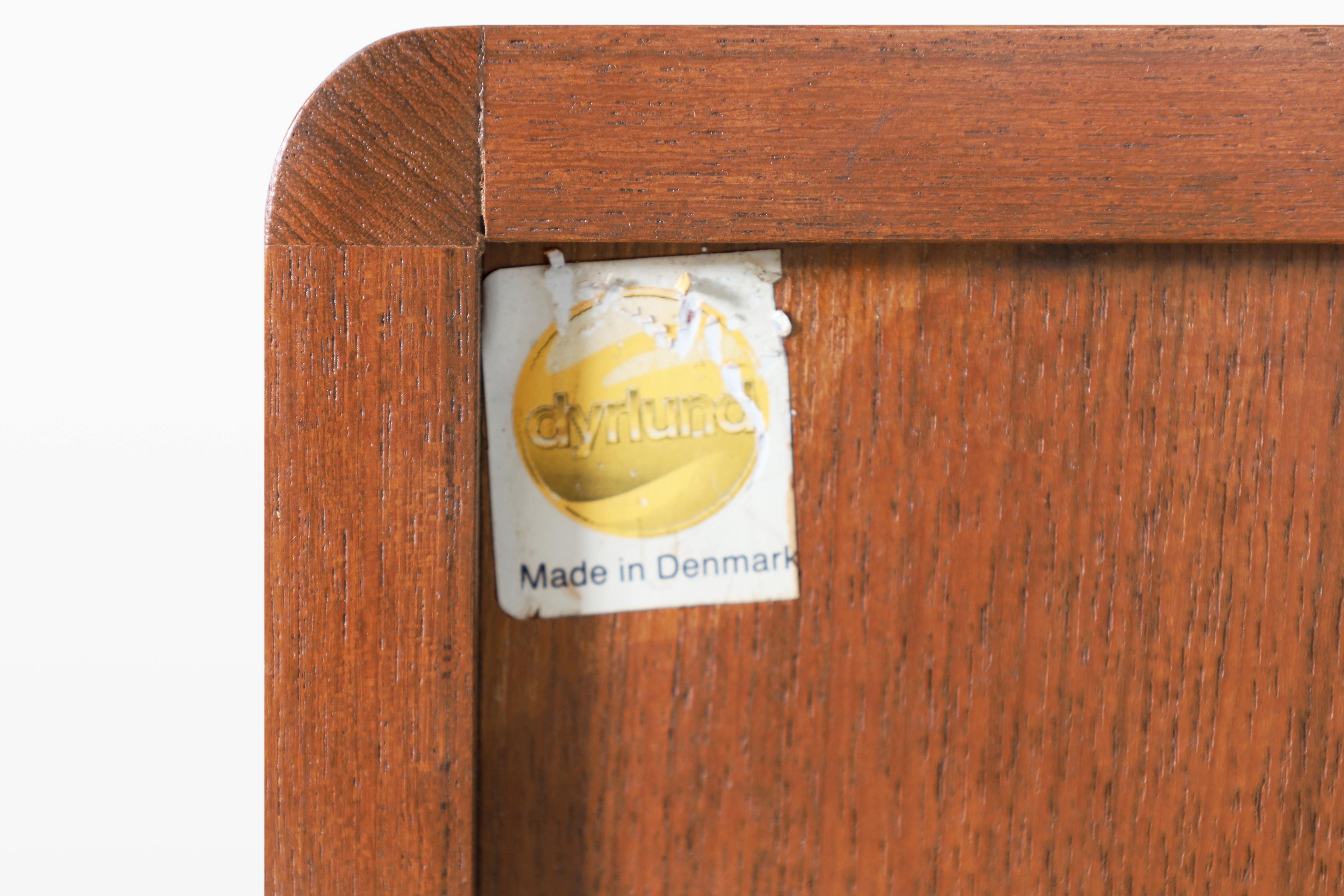 Credenza moderna danesa de teca con puerta de tambor by Dyrlund en venta 5