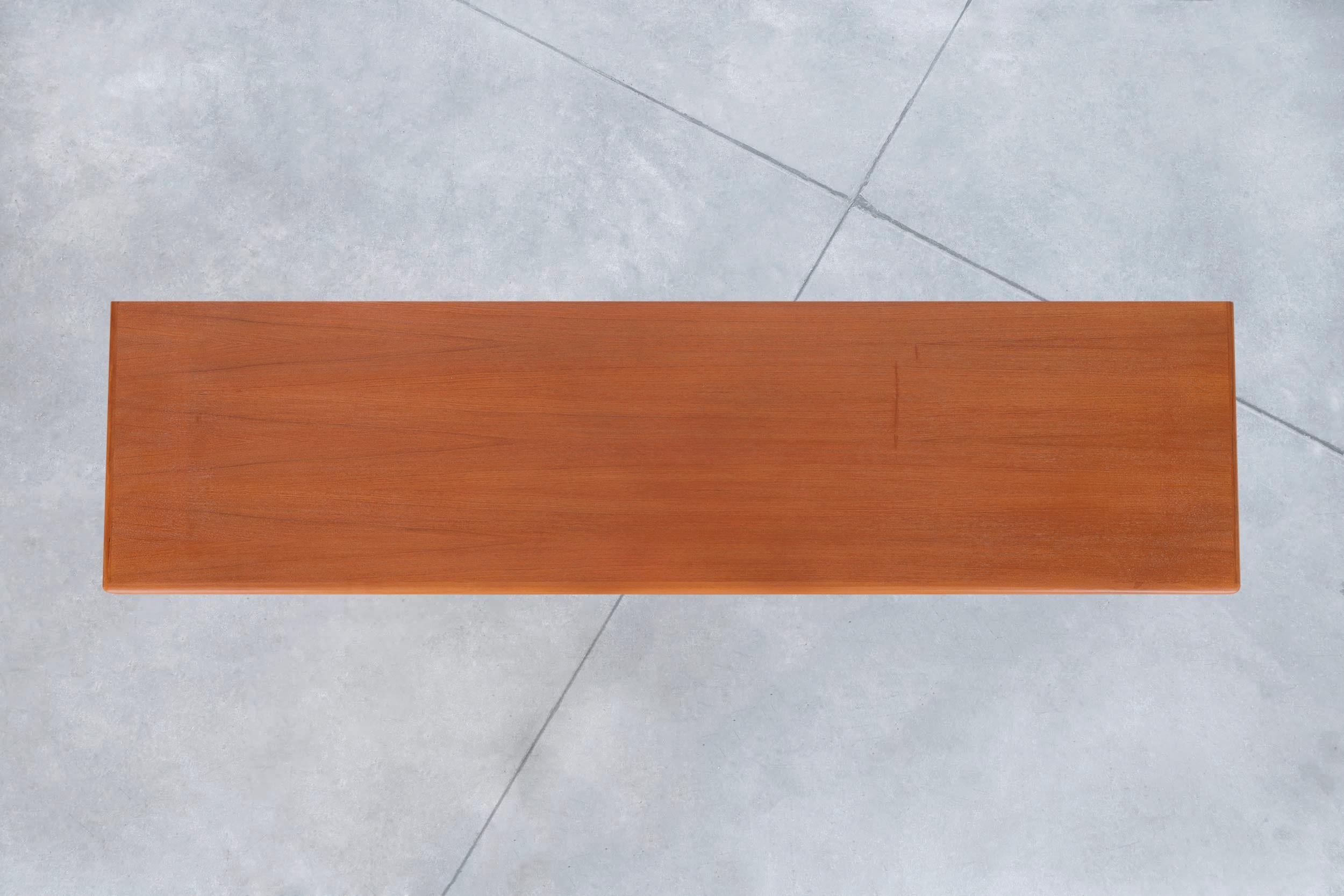 Credenza moderna danesa de teca con puerta de tambor by Dyrlund en venta 6