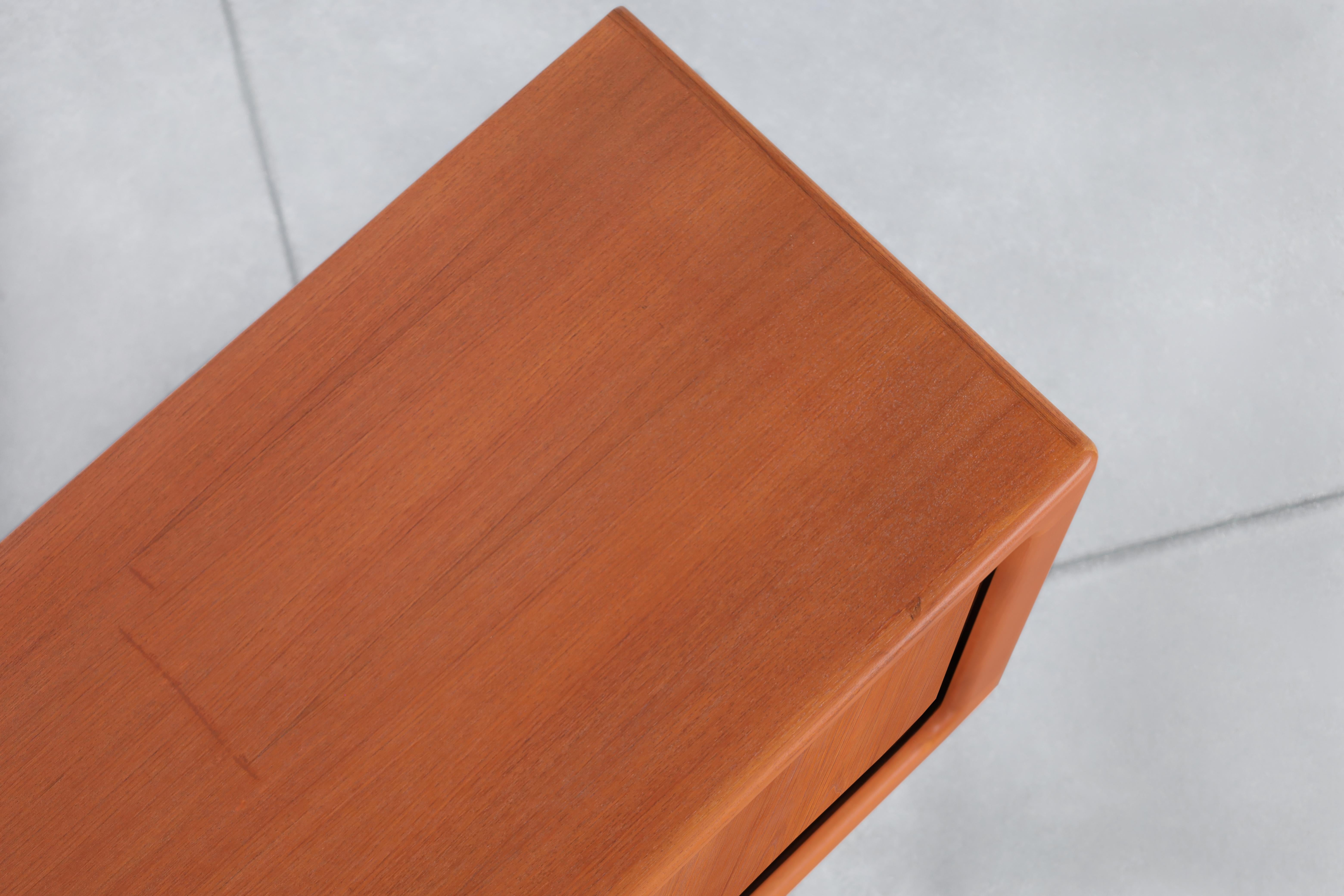 Credenza moderna danesa de teca con puerta de tambor by Dyrlund en venta 7