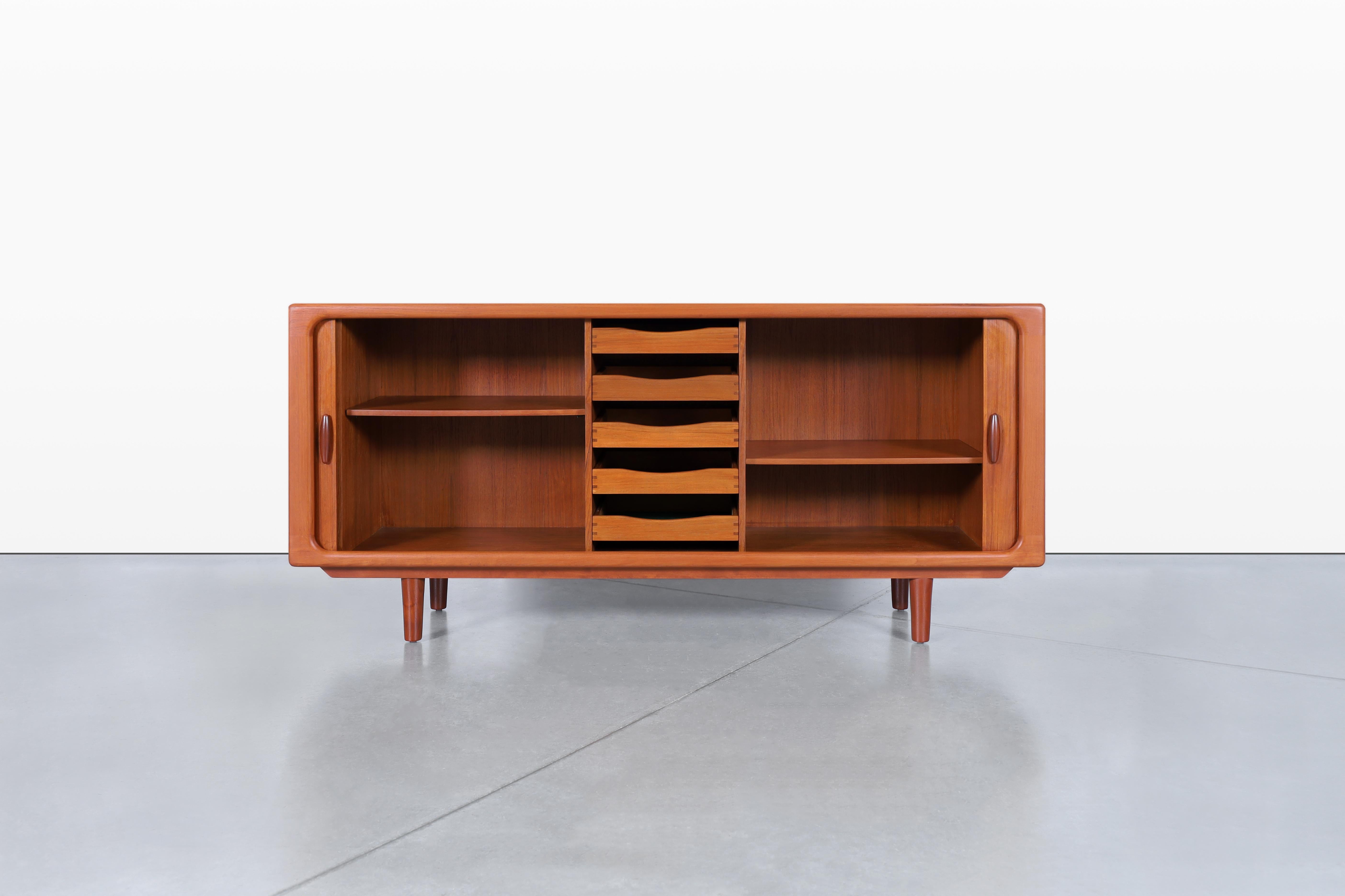 Credenza moderna danesa de teca con puerta de tambor by Dyrlund Moderno de mediados de siglo en venta
