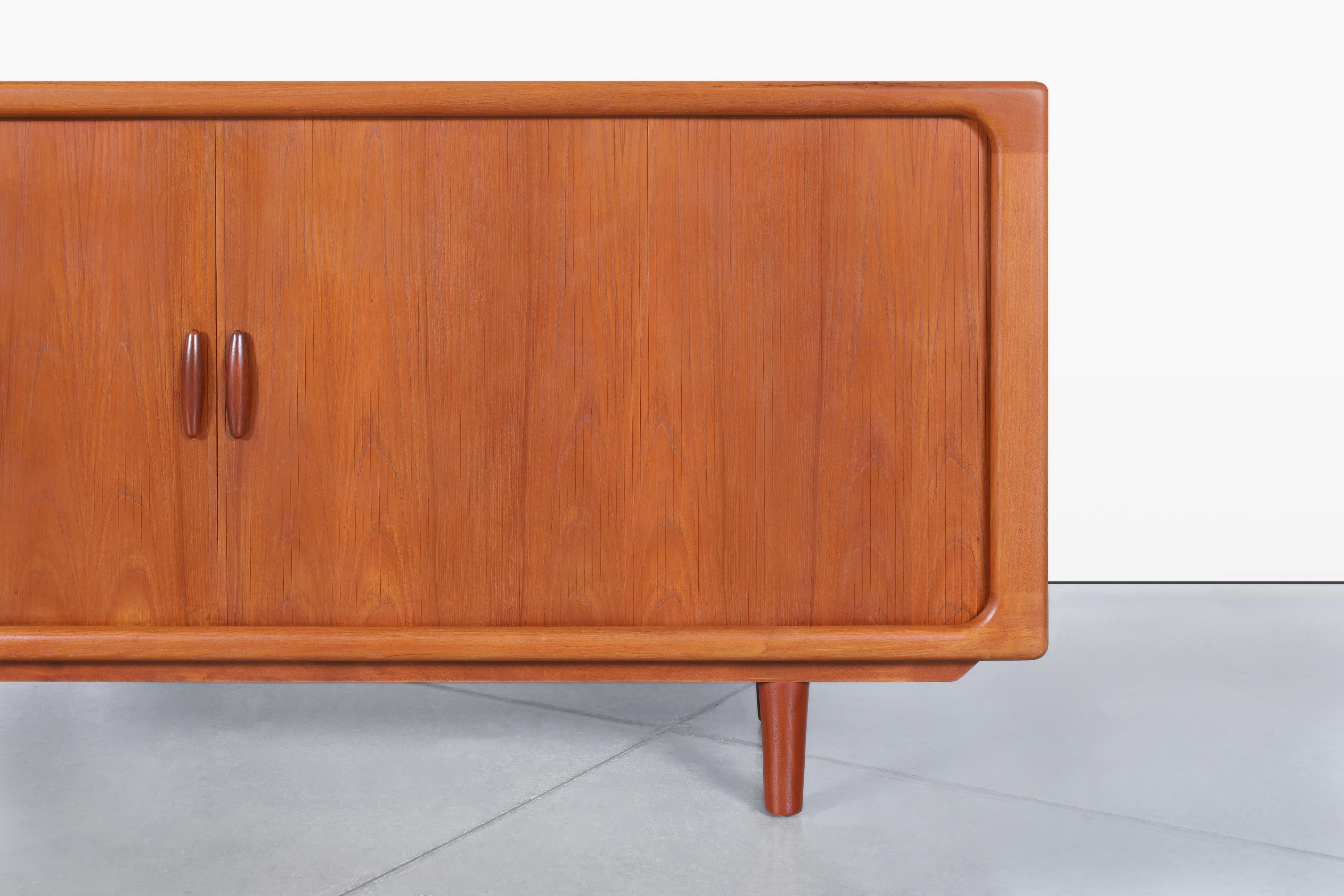 Credenza moderna danesa de teca con puerta de tambor by Dyrlund Danés en venta