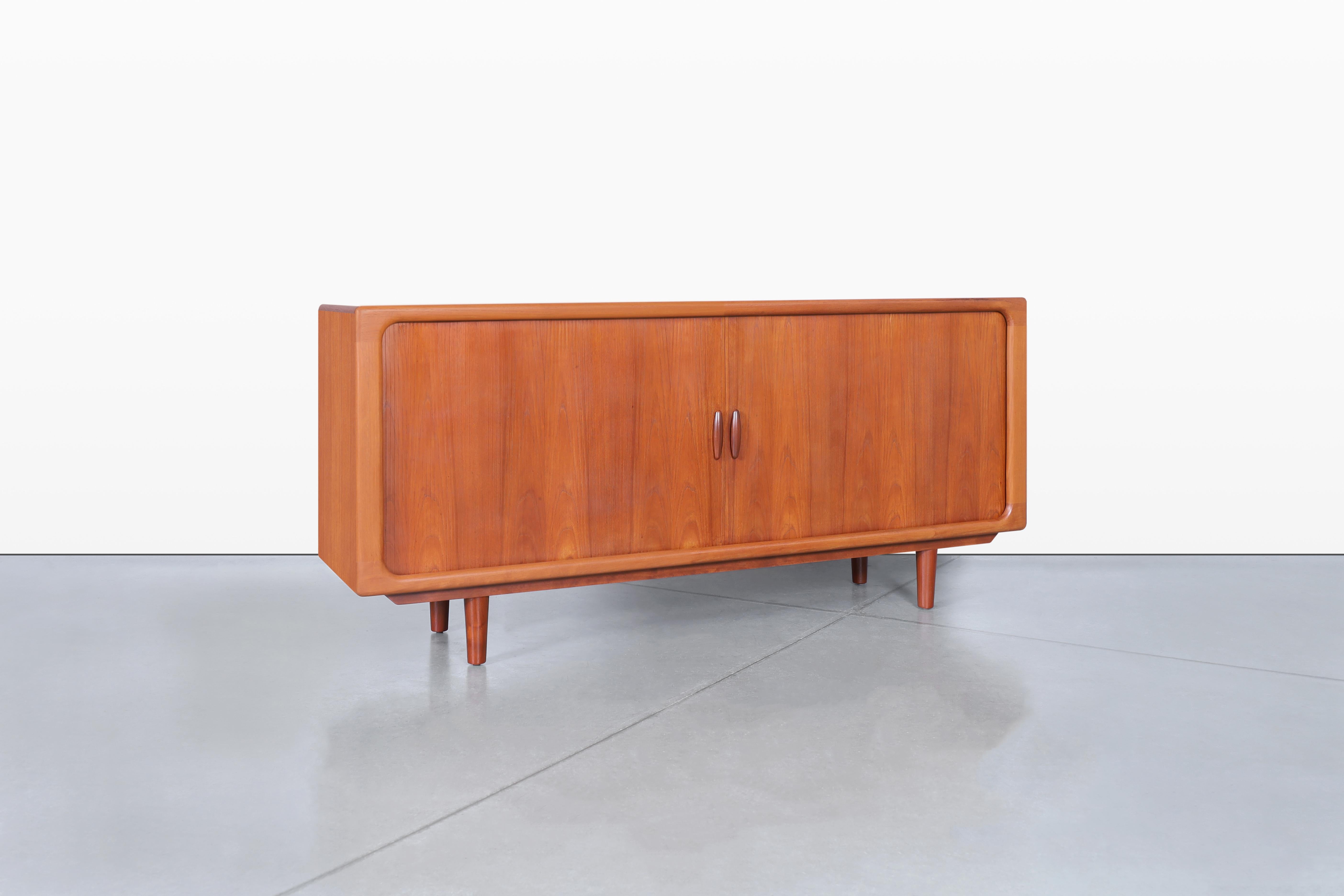 Credenza moderna danesa de teca con puerta de tambor by Dyrlund en Bueno estado para la venta en North Hollywood, CA
