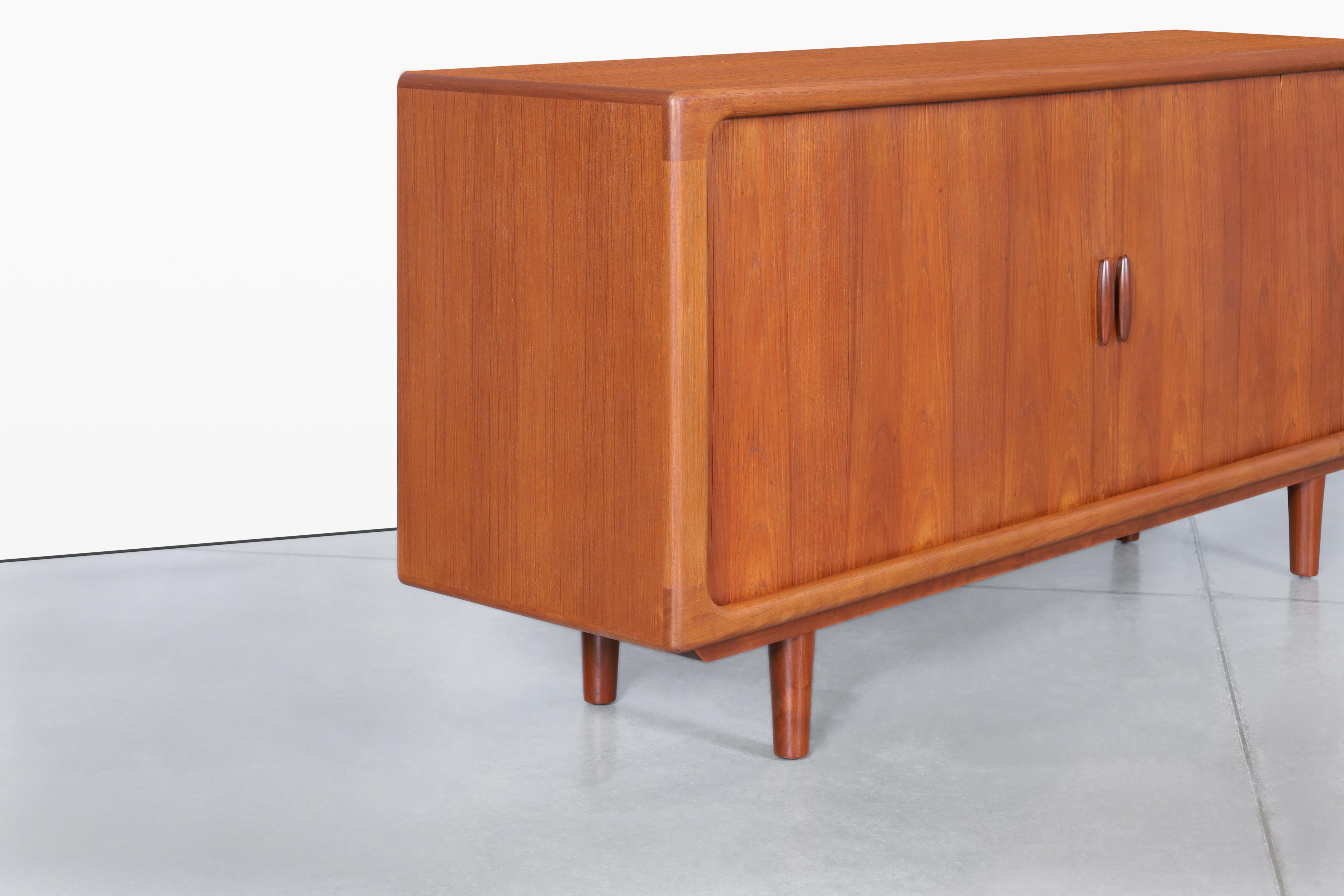Credenza moderna danesa de teca con puerta de tambor by Dyrlund finales del siglo XX en venta