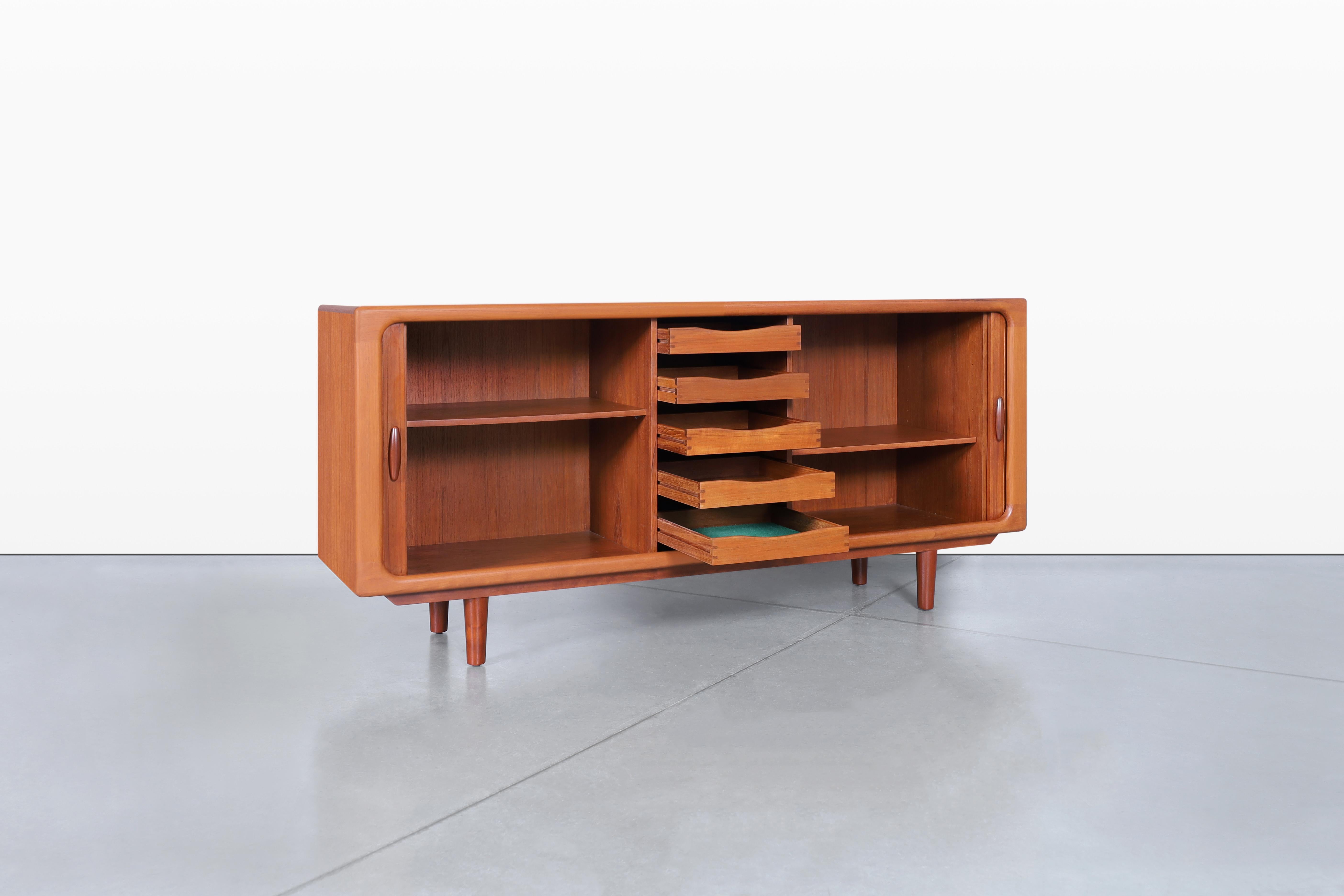 Credenza moderna danesa de teca con puerta de tambor by Dyrlund Teca en venta