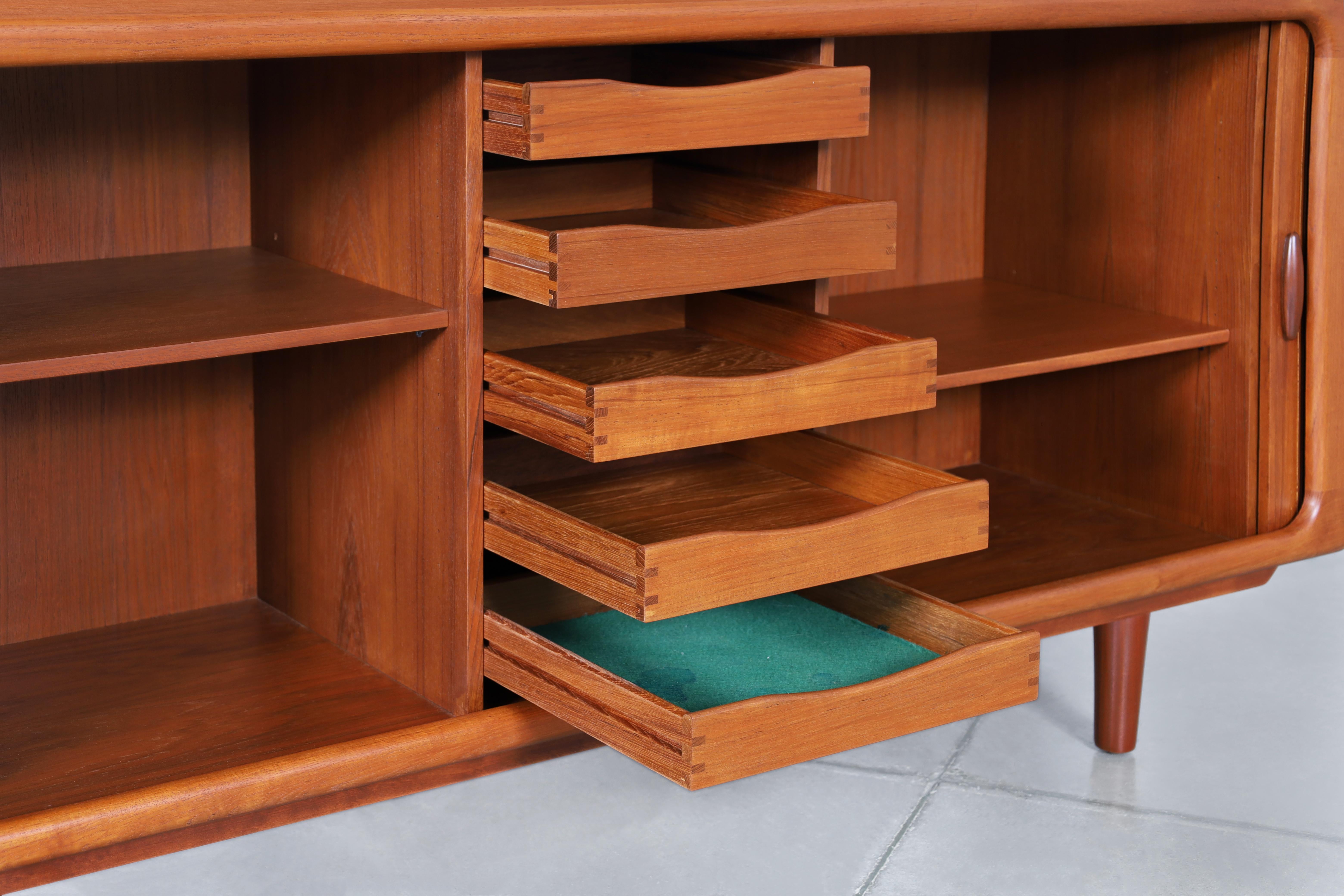 Credenza moderna danesa de teca con puerta de tambor by Dyrlund en venta 1