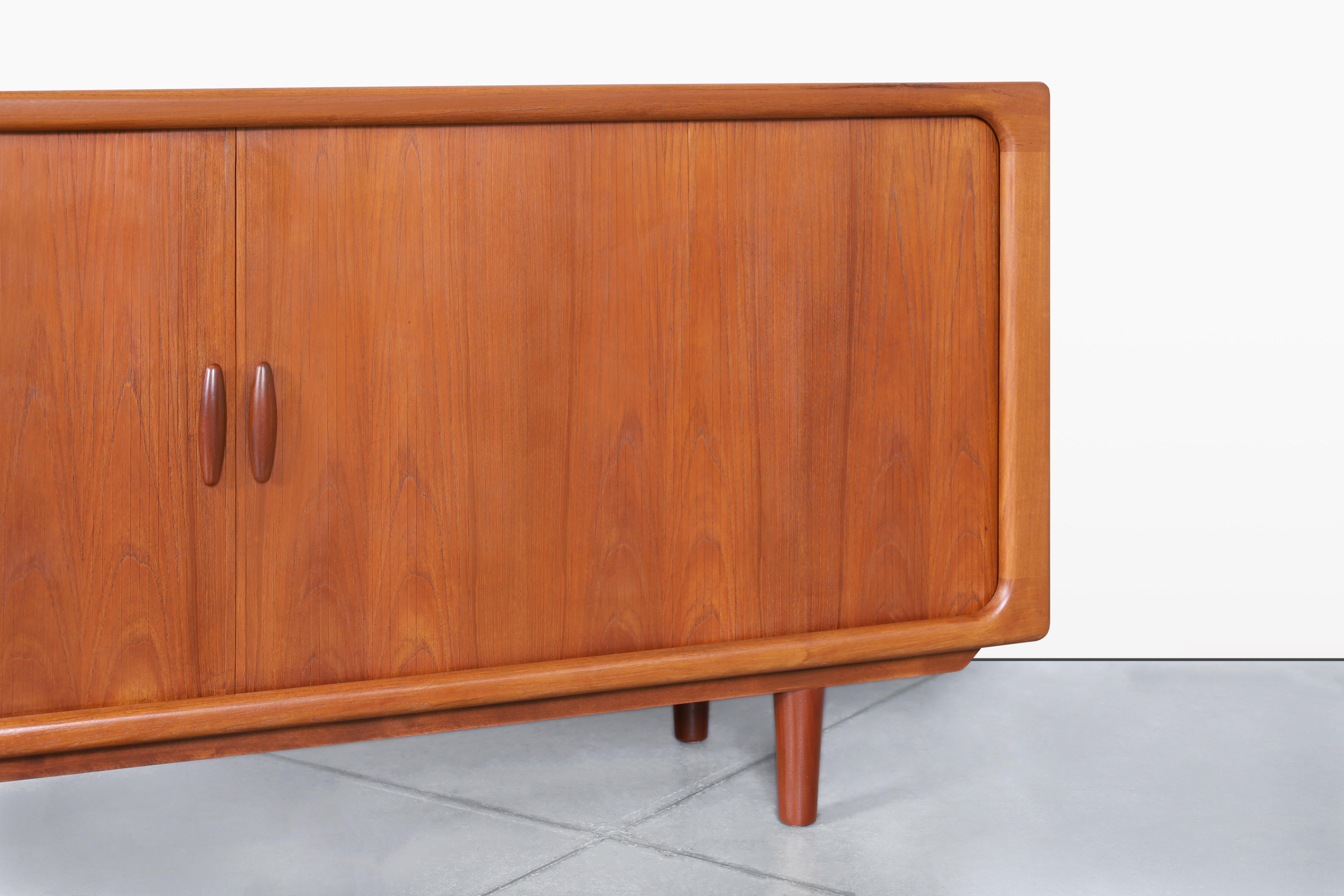 Credenza moderna danesa de teca con puerta de tambor by Dyrlund en venta 2