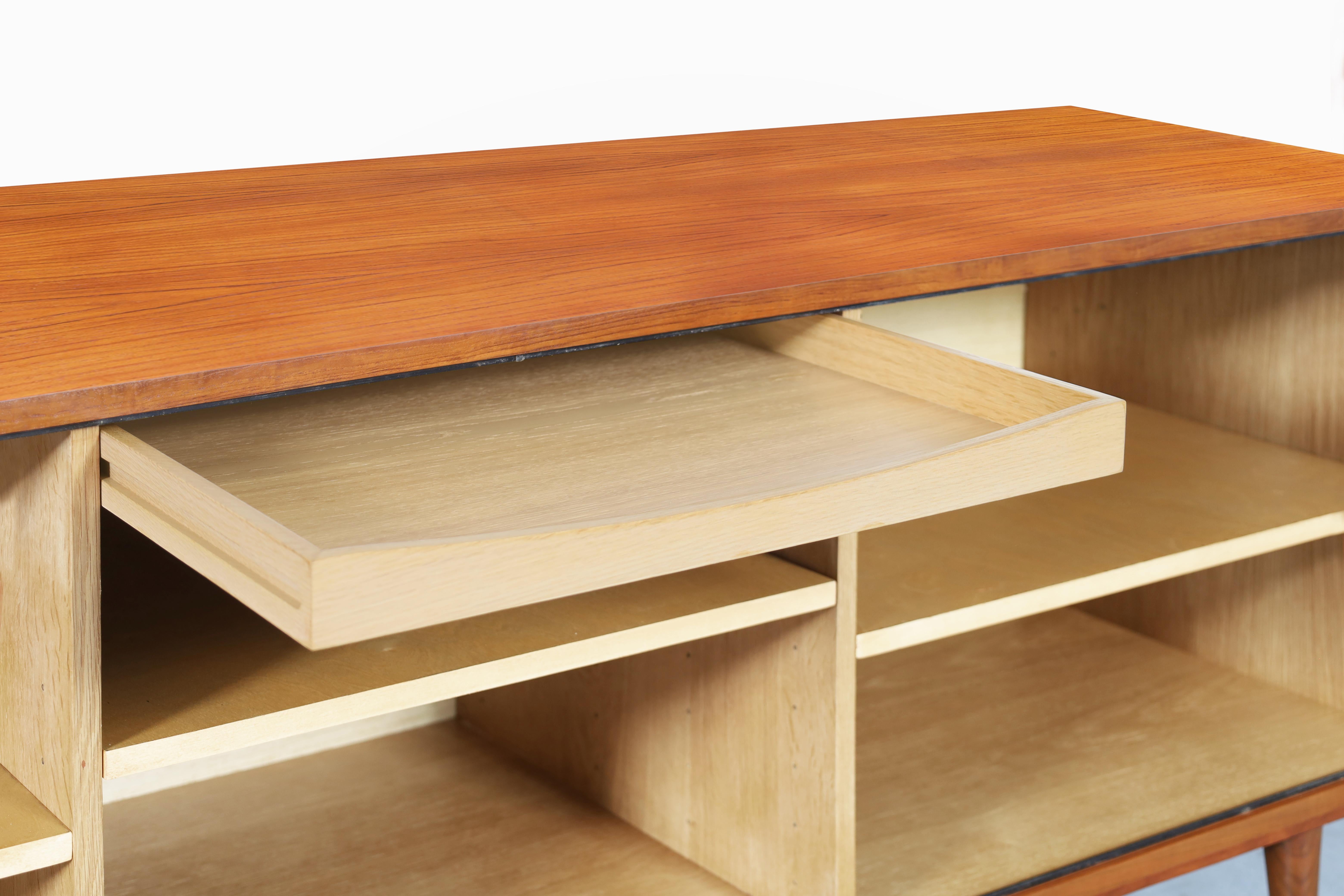 Credenza moderna danese con porta a tamburo in teak di Hornslet Mobelfabrik in vendita 3