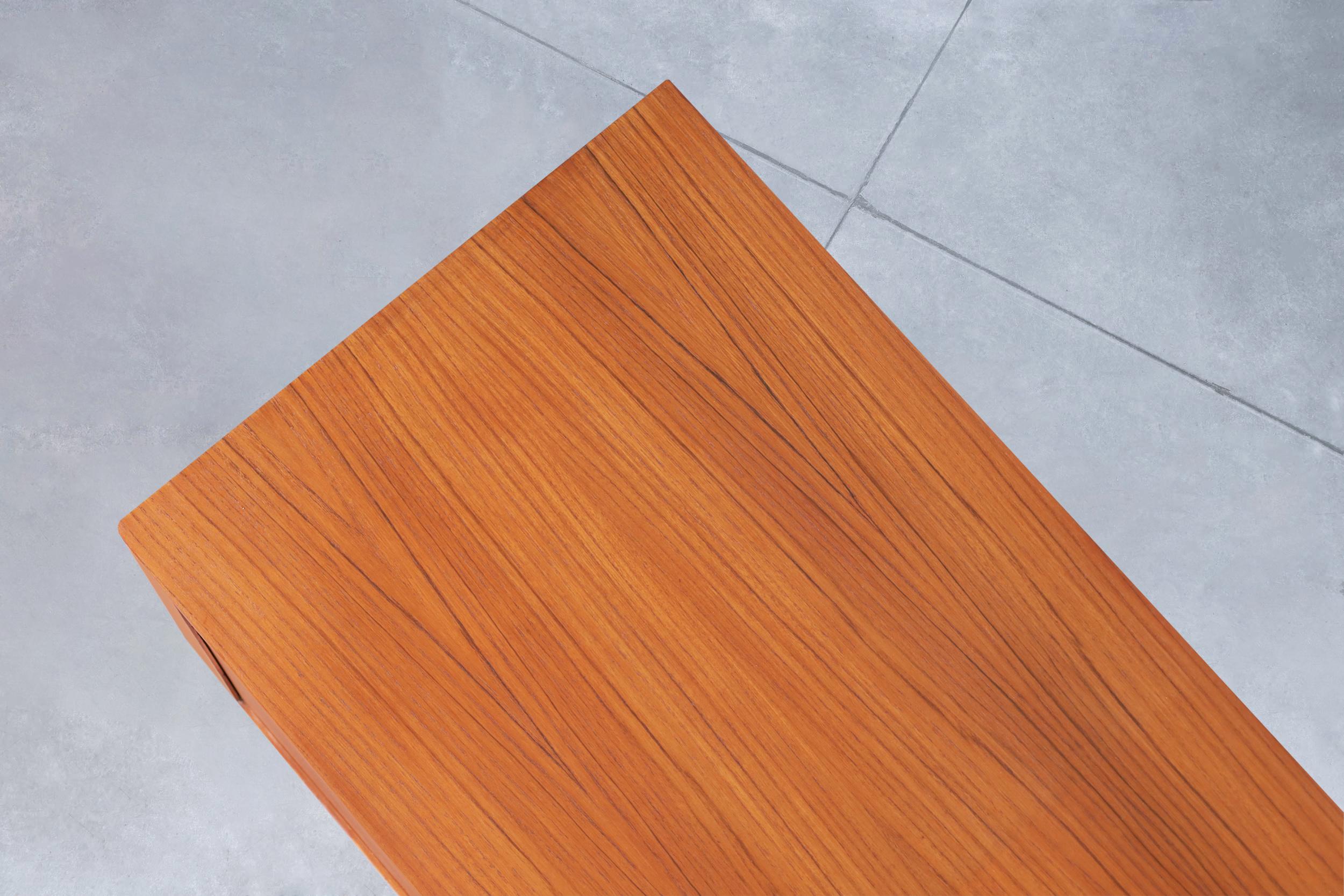 Credenza moderna danese con porta a tamburo in teak di Hornslet Mobelfabrik in vendita 5