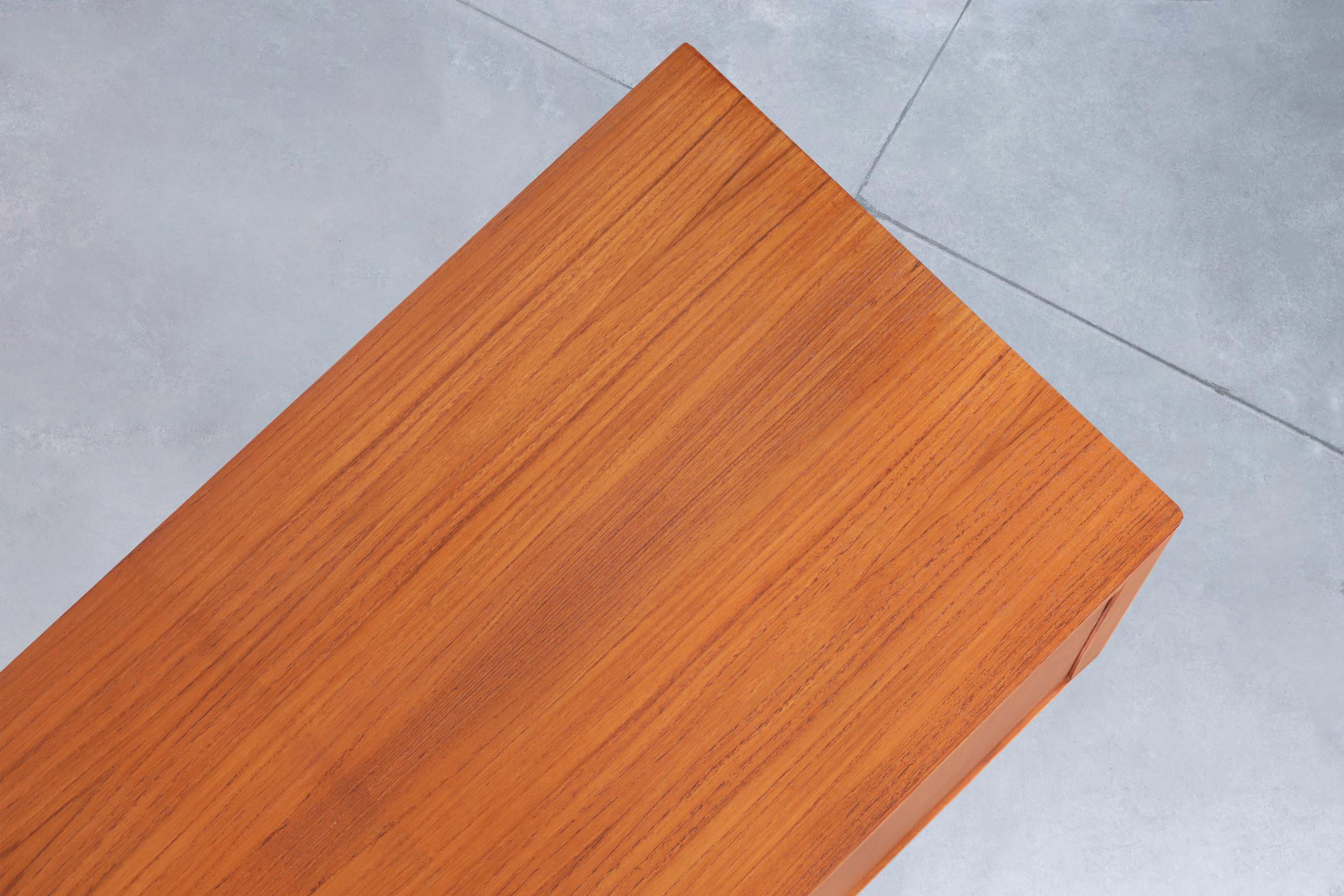 Credenza moderna danese con porta a tamburo in teak di Hornslet Mobelfabrik in vendita 6