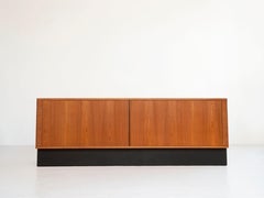 Credenza moderna danese con porta a tamburo in teak di Hornslet Mobelfabrik