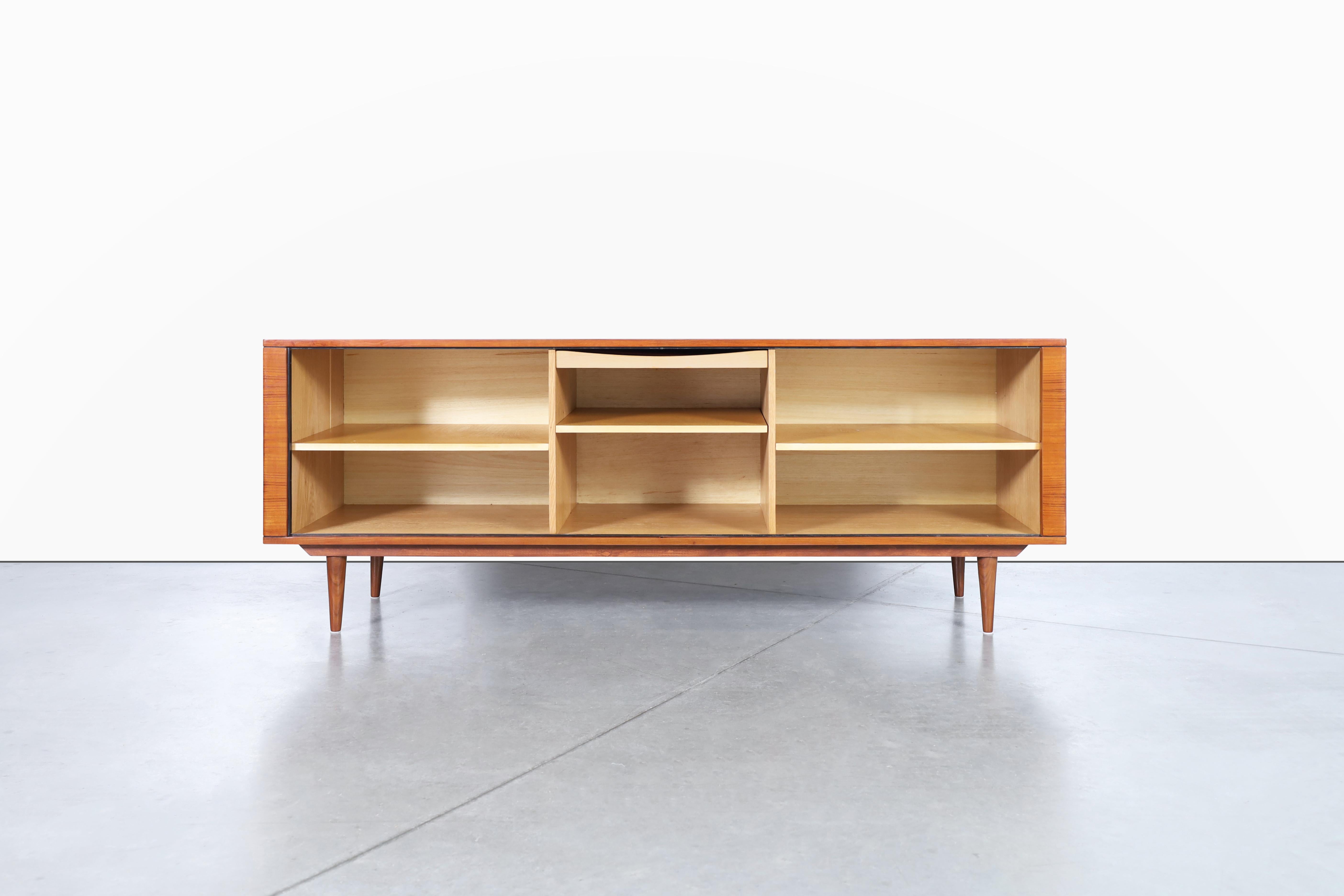 Mid-Century moderno Credenza moderna danese con porta a tamburo in teak di Hornslet Mobelfabrik in vendita