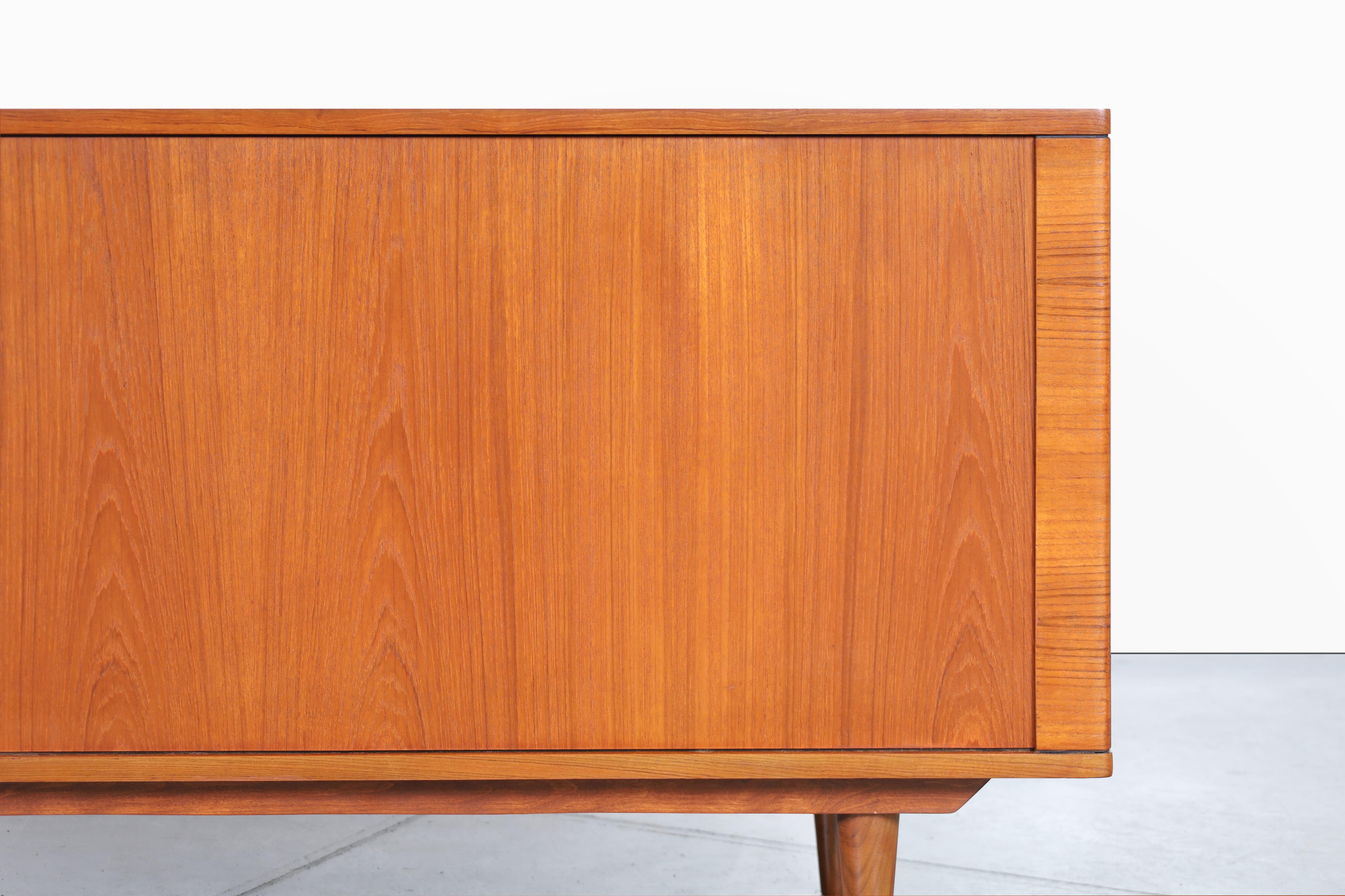 Danese Credenza moderna danese con porta a tamburo in teak di Hornslet Mobelfabrik in vendita