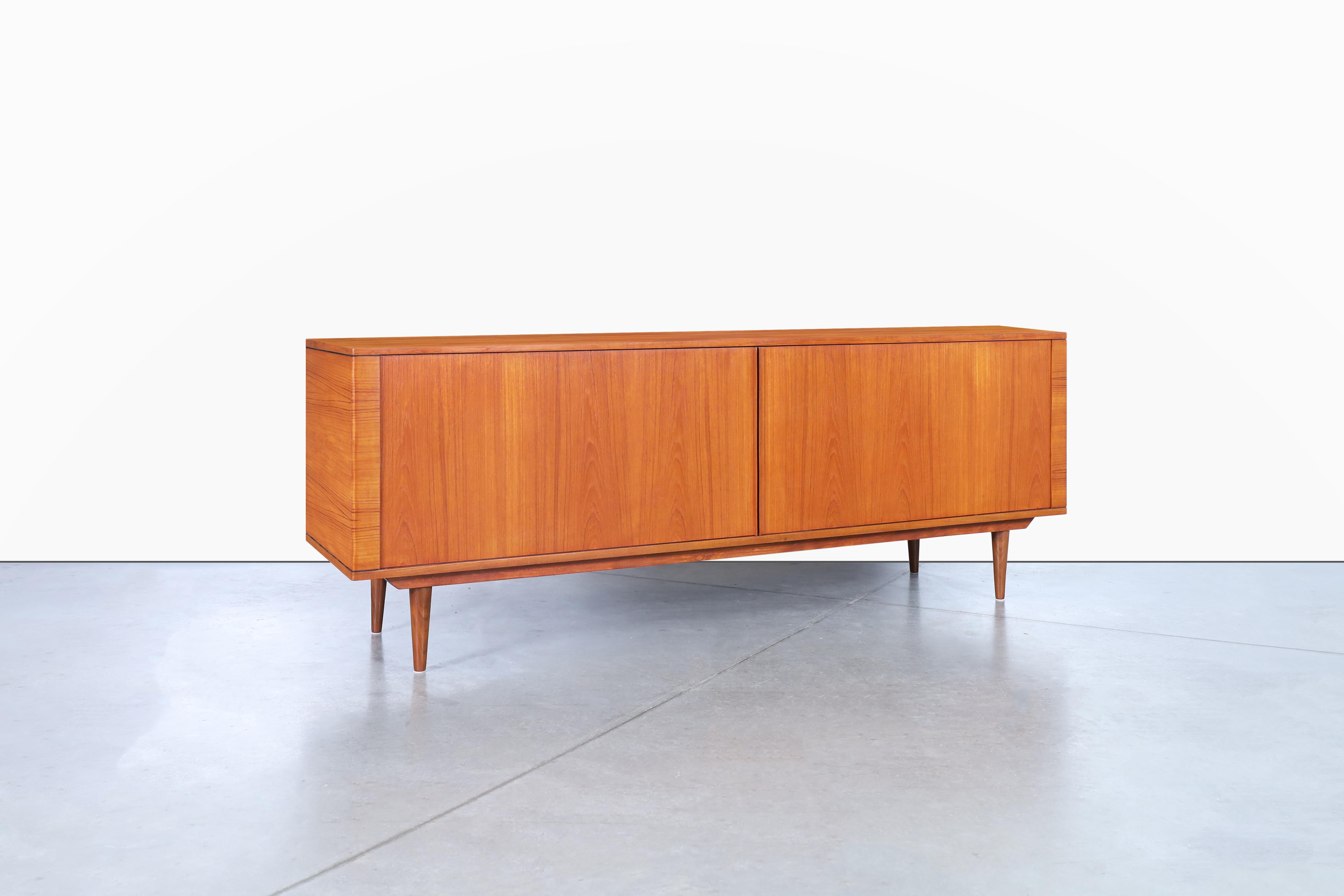 Credenza moderna danese con porta a tamburo in teak di Hornslet Mobelfabrik In condizioni ottime in vendita a North Hollywood, CA