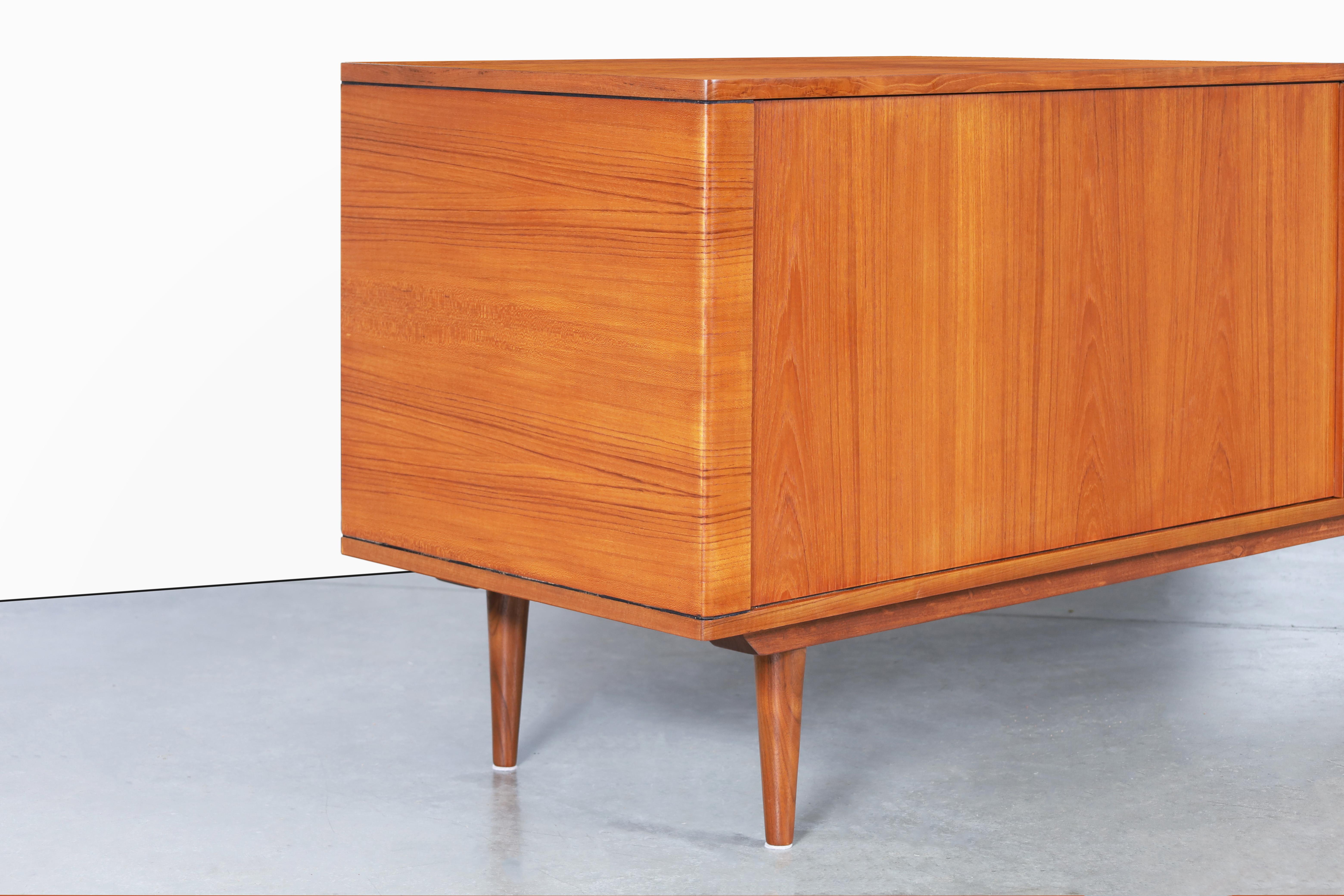 Fine XX secolo Credenza moderna danese con porta a tamburo in teak di Hornslet Mobelfabrik in vendita