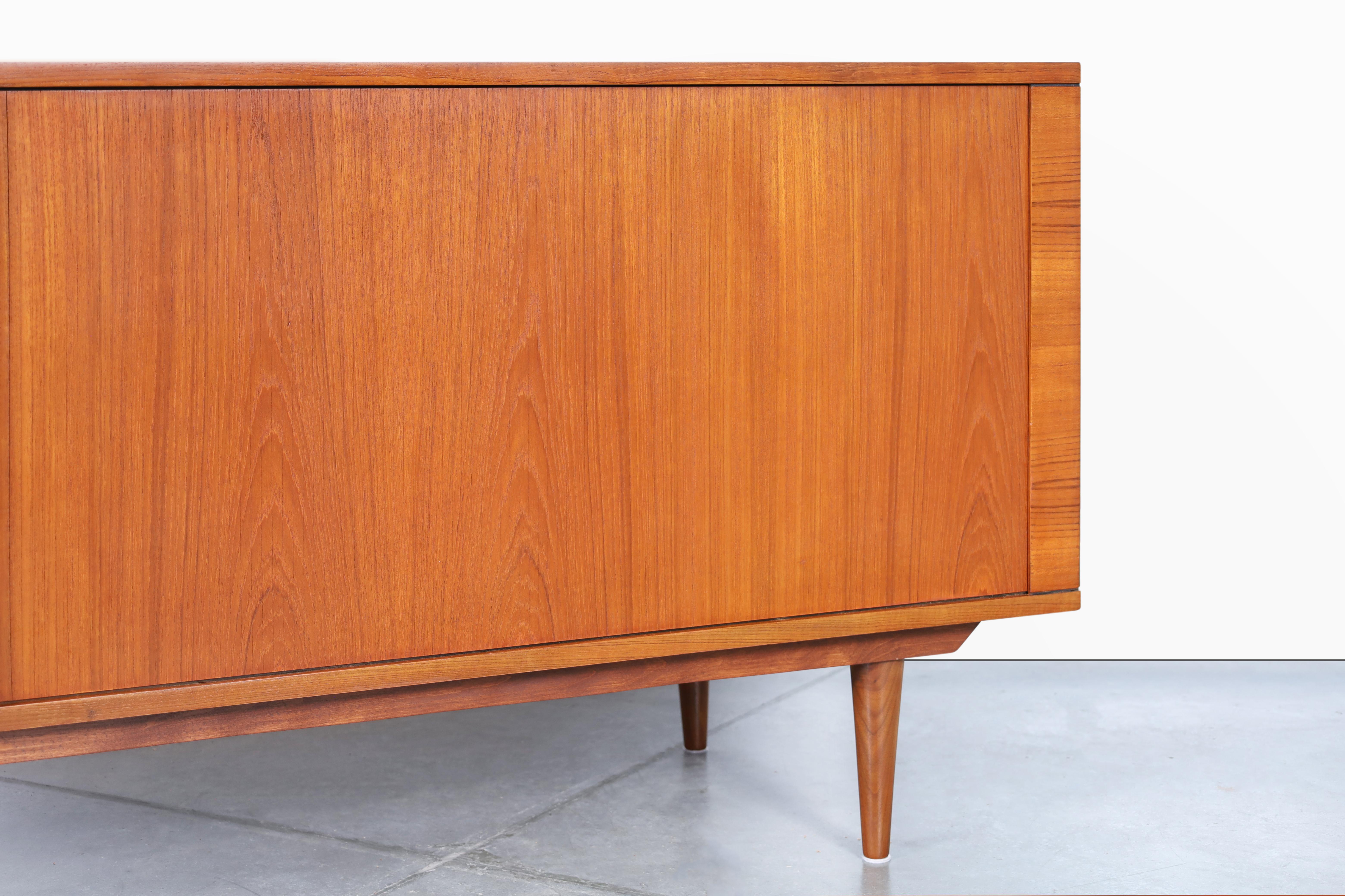 Quercia Credenza moderna danese con porta a tamburo in teak di Hornslet Mobelfabrik in vendita