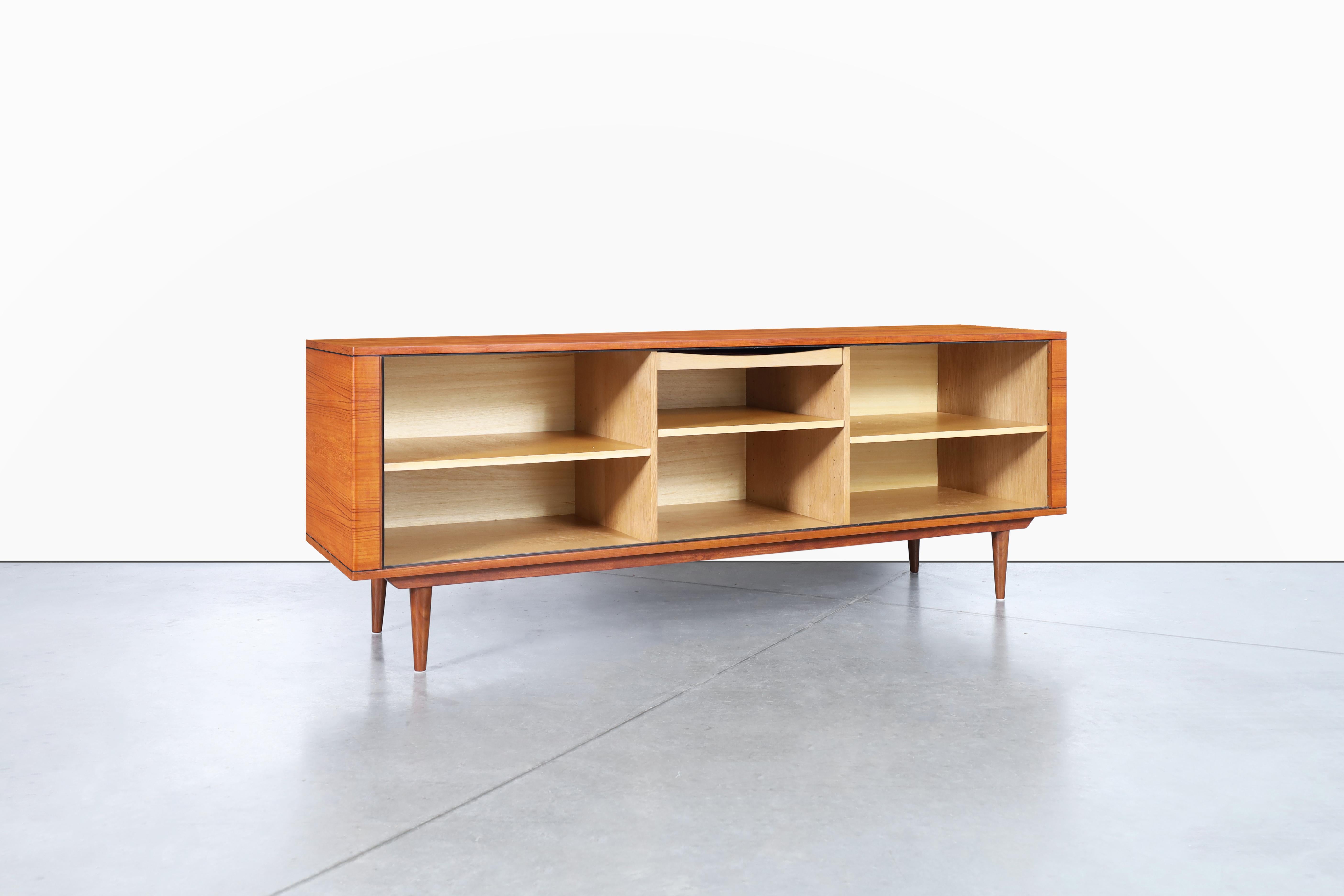 Credenza moderna danese con porta a tamburo in teak di Hornslet Mobelfabrik in vendita 1