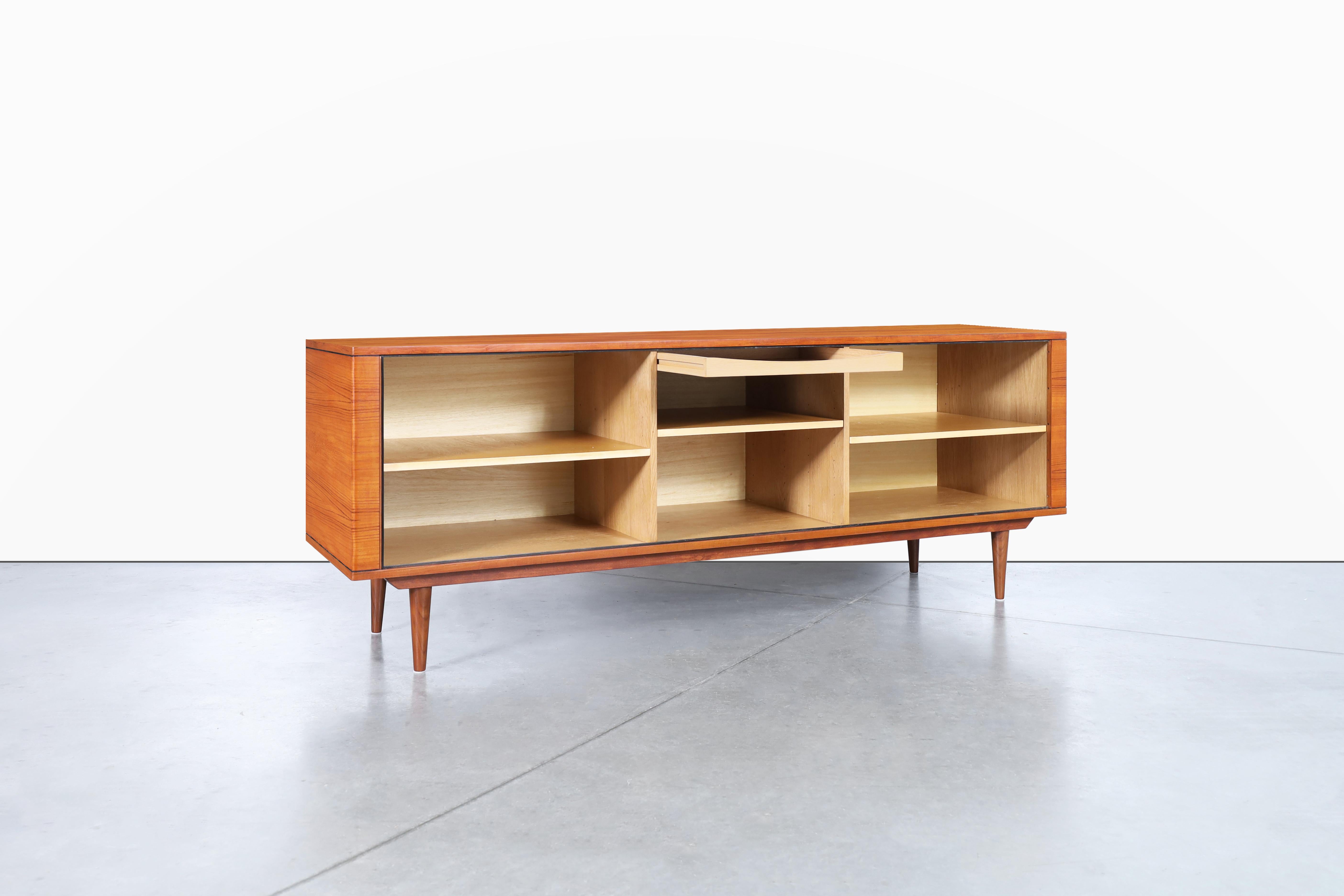 Credenza moderna danese con porta a tamburo in teak di Hornslet Mobelfabrik in vendita 2