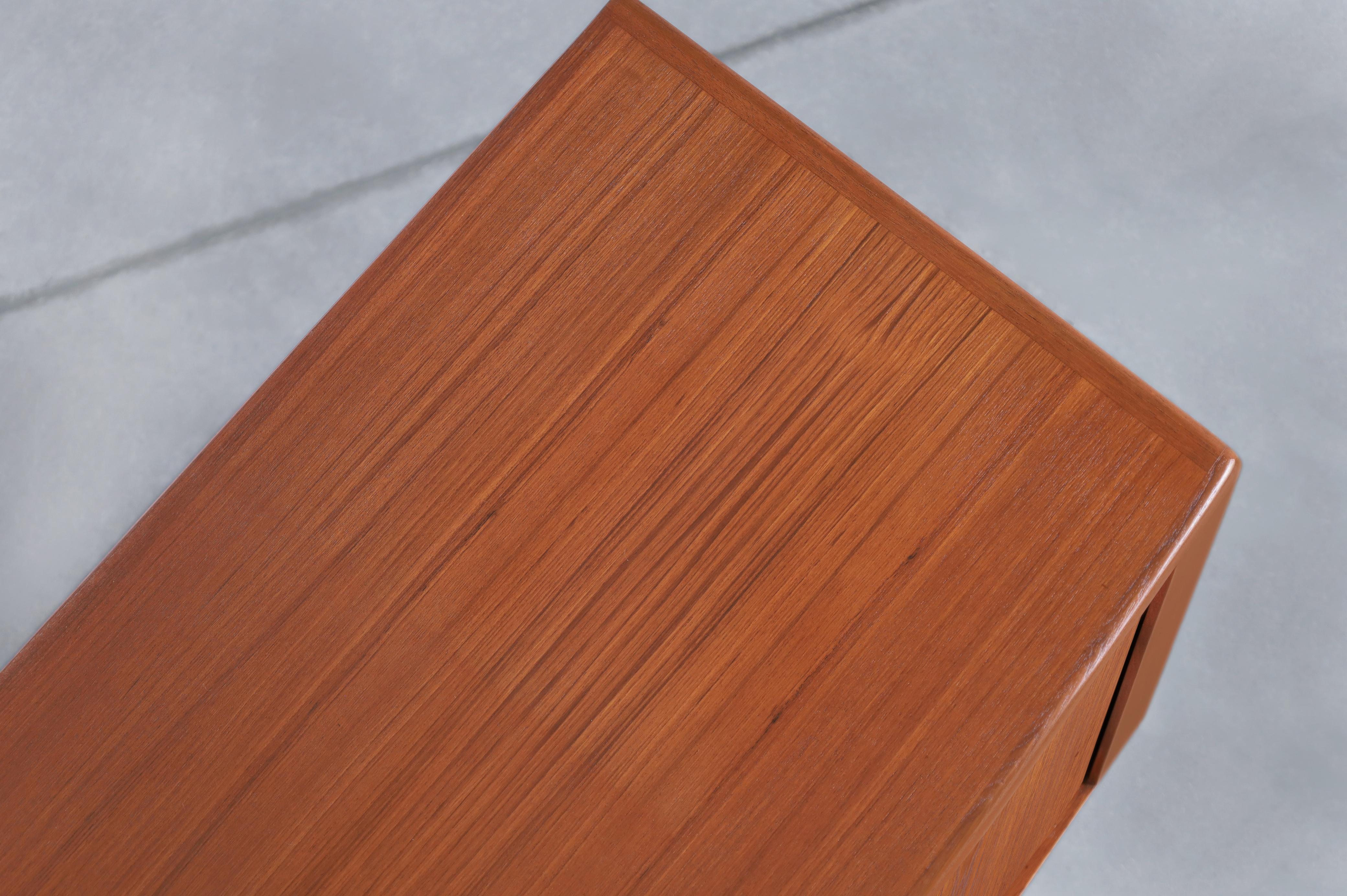 Credenza moderna danese con porta a tamburo in teak di H. & A. Hansen in vendita 5