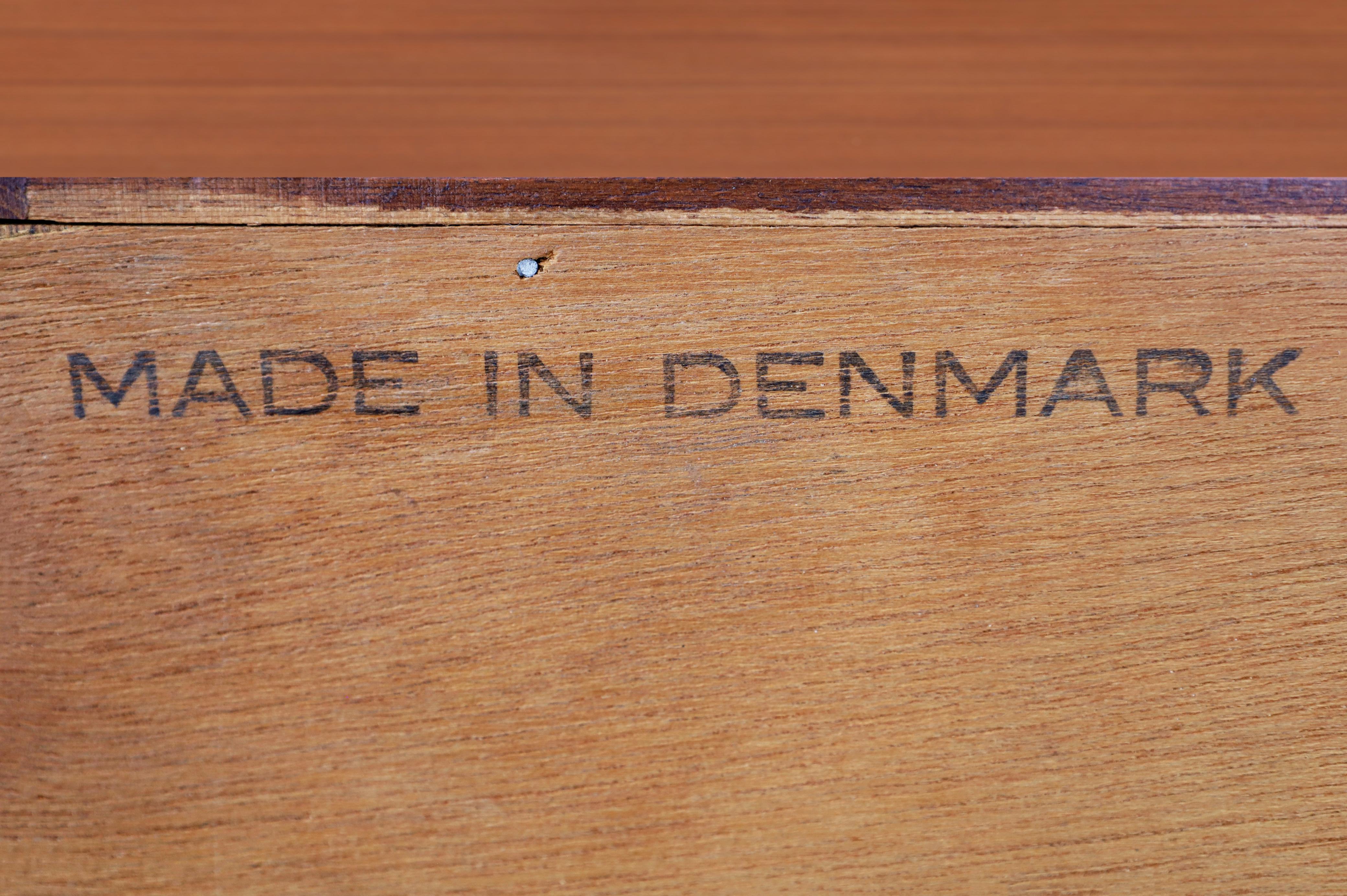 Credenza moderna danese con porta a tamburo in teak di H. & A. Hansen in vendita 6