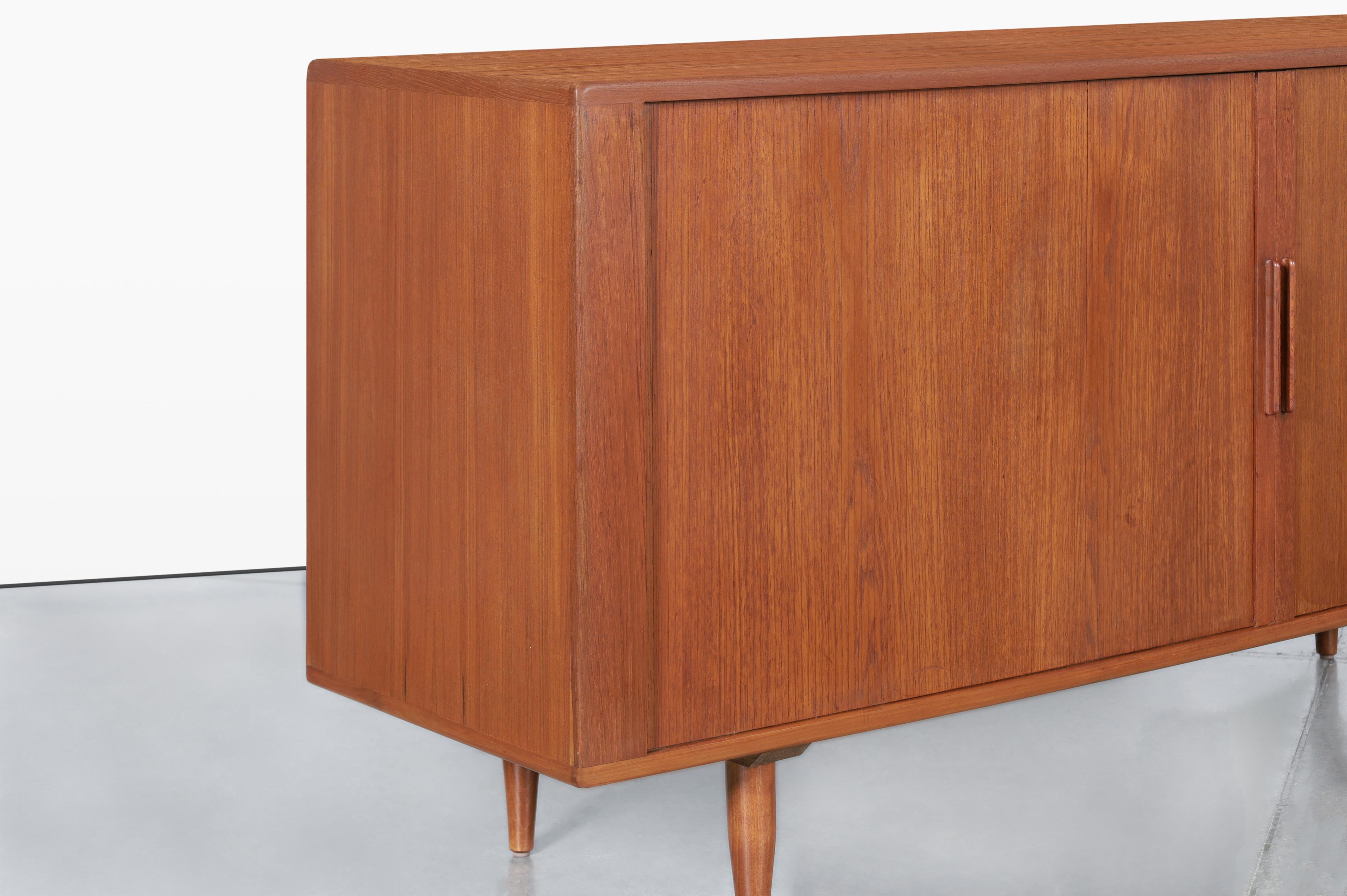 Mid-Century moderno Credenza moderna danese con porta a tamburo in teak di H. & A. Hansen in vendita