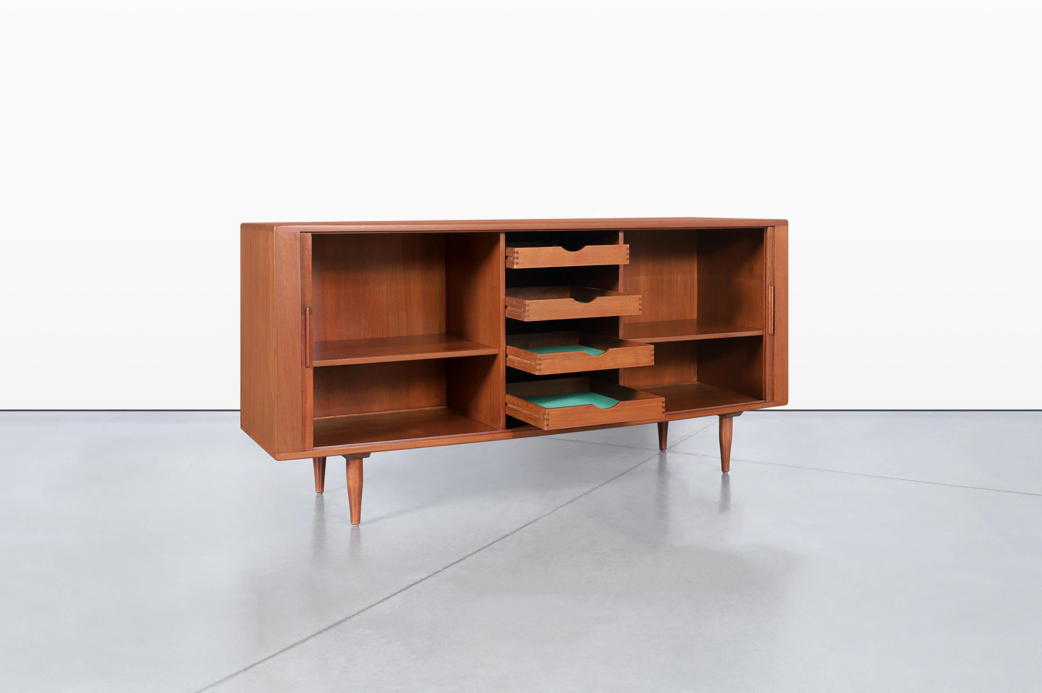 Danese Credenza moderna danese con porta a tamburo in teak di H. & A. Hansen in vendita