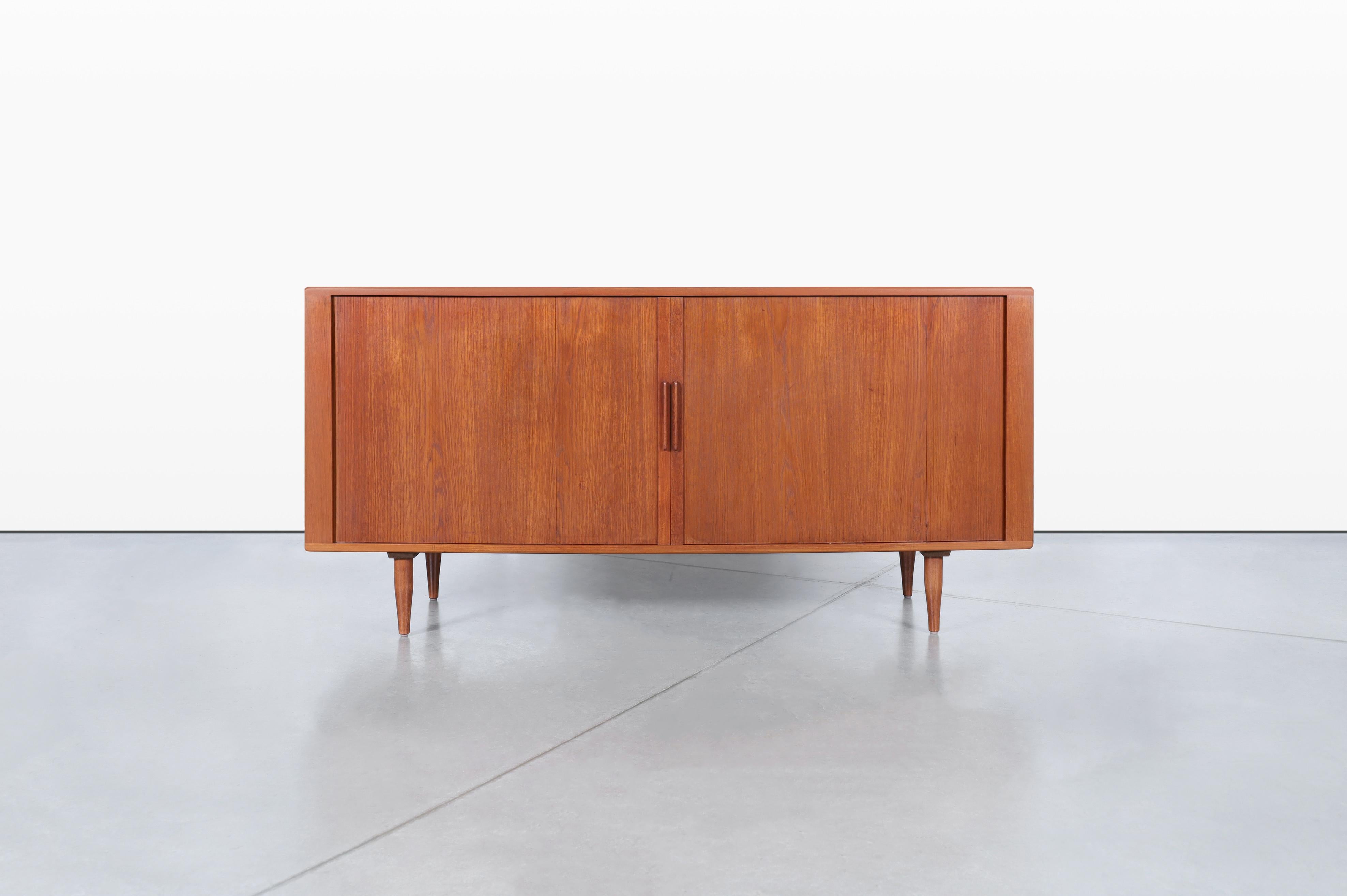 Metà XX secolo Credenza moderna danese con porta a tamburo in teak di H. & A. Hansen in vendita