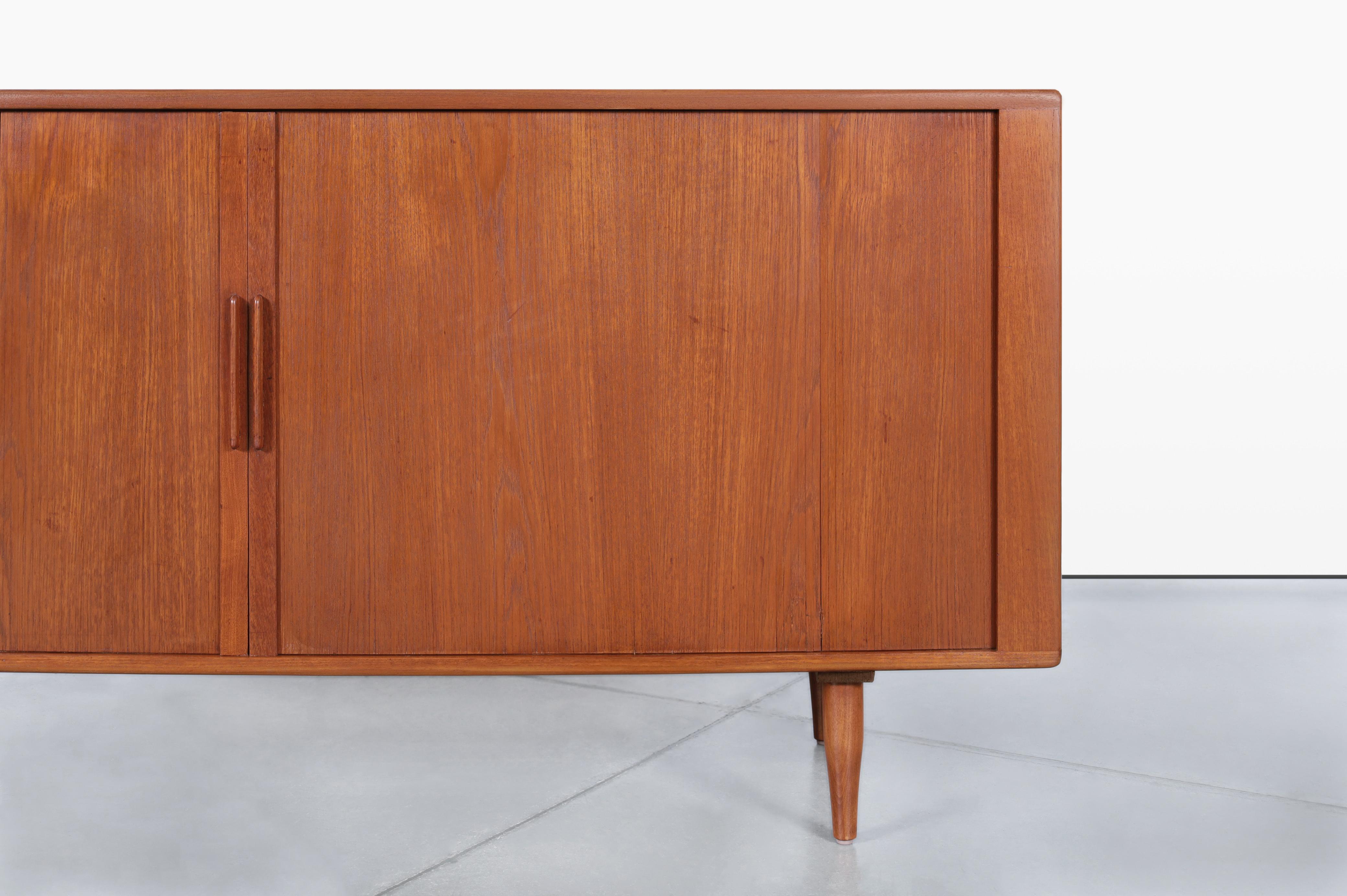 Teak Credenza moderna danese con porta a tamburo in teak di H. & A. Hansen in vendita