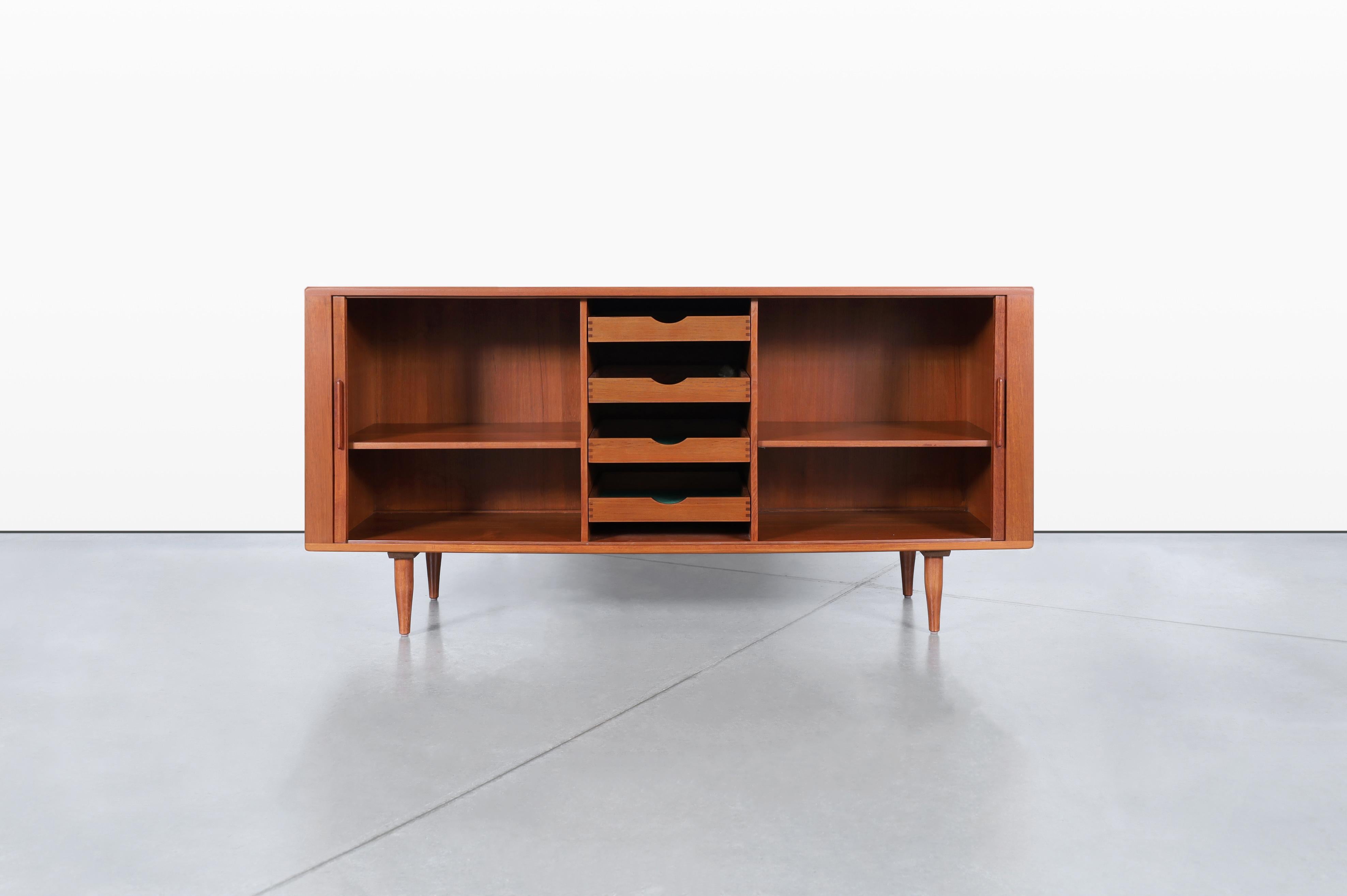 Credenza moderna danese con porta a tamburo in teak di H. & A. Hansen in vendita 1