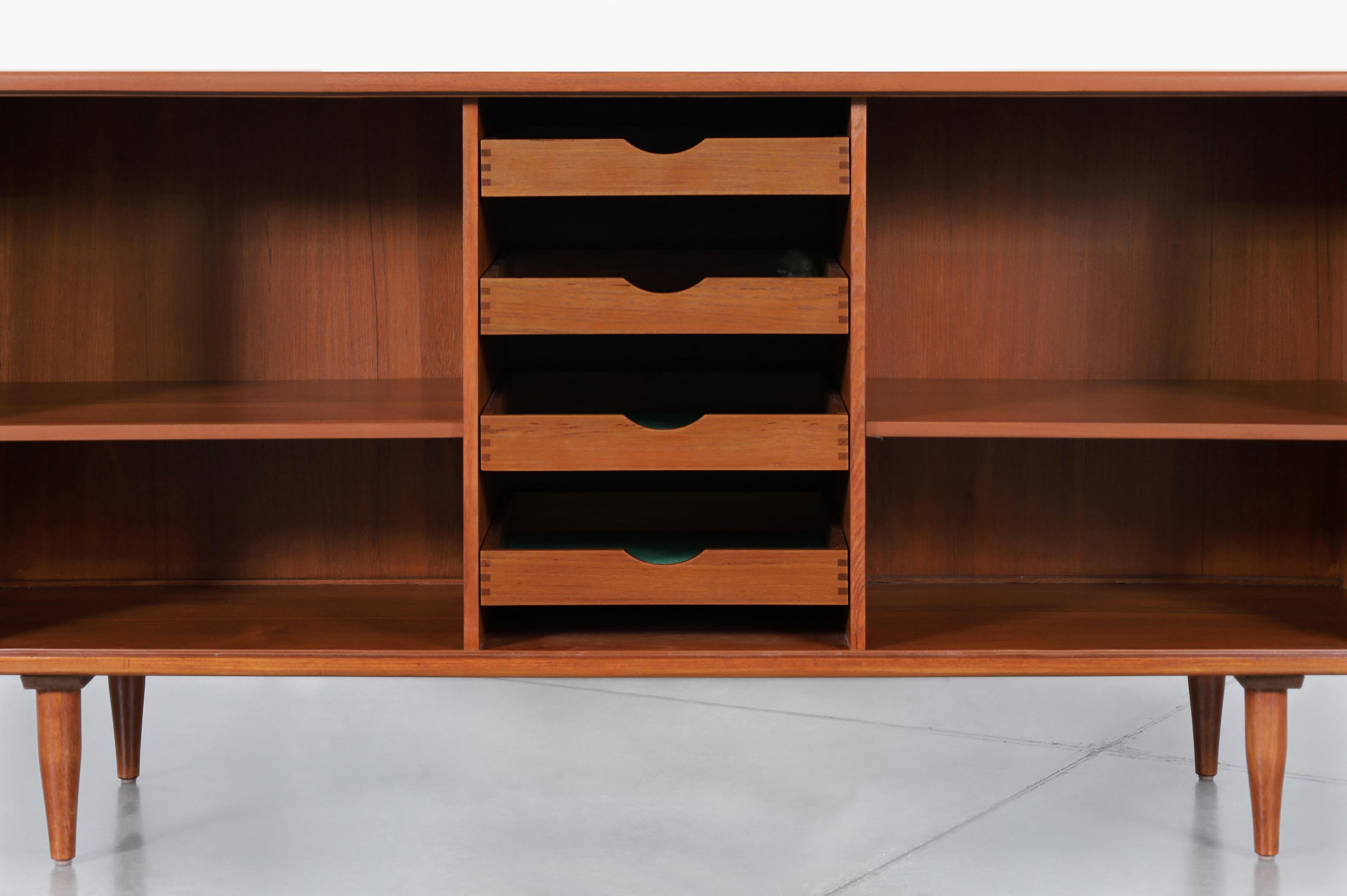 Credenza moderna danese con porta a tamburo in teak di H. & A. Hansen in vendita 2