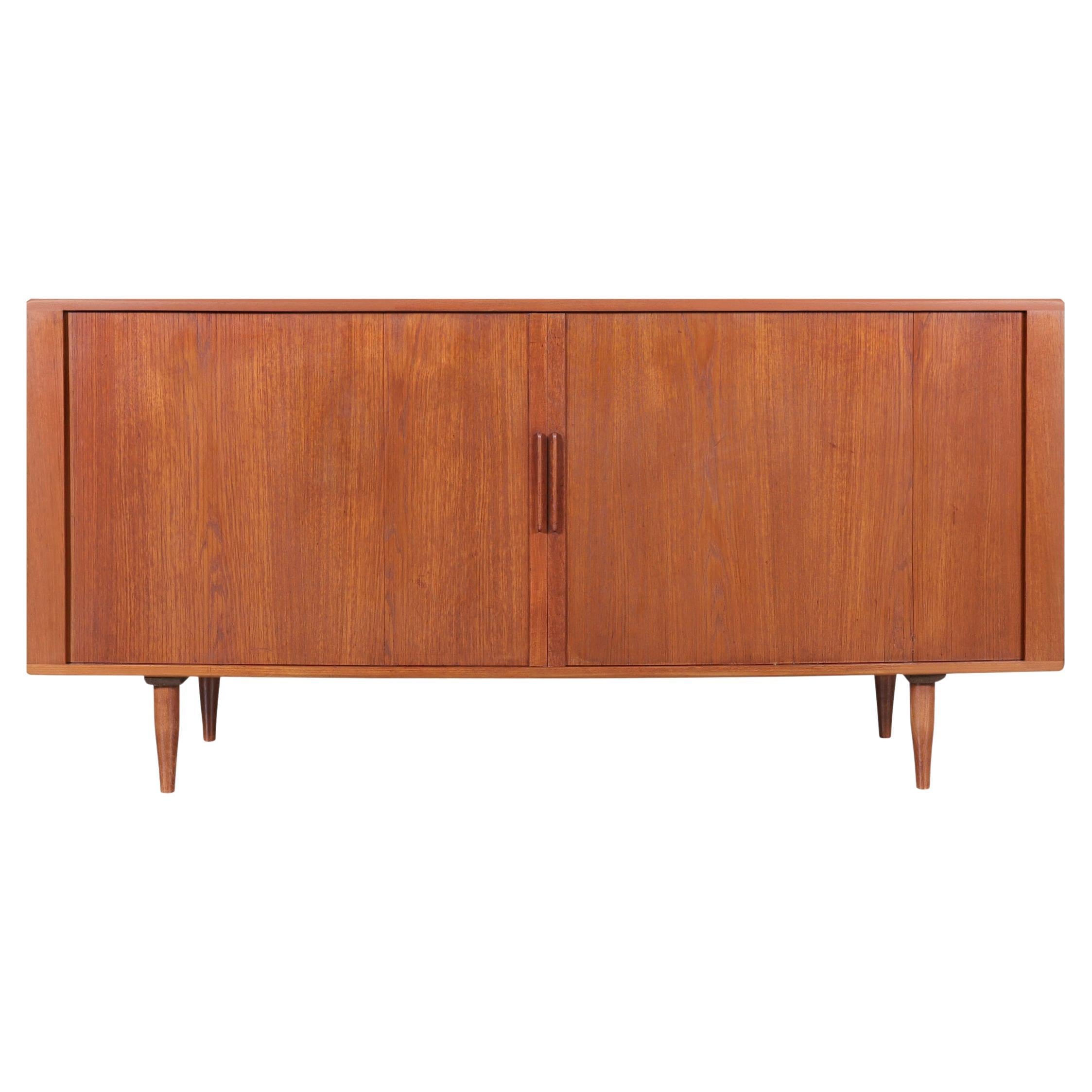 Credenza moderna danese con porta a tamburo in teak di H. & A. Hansen