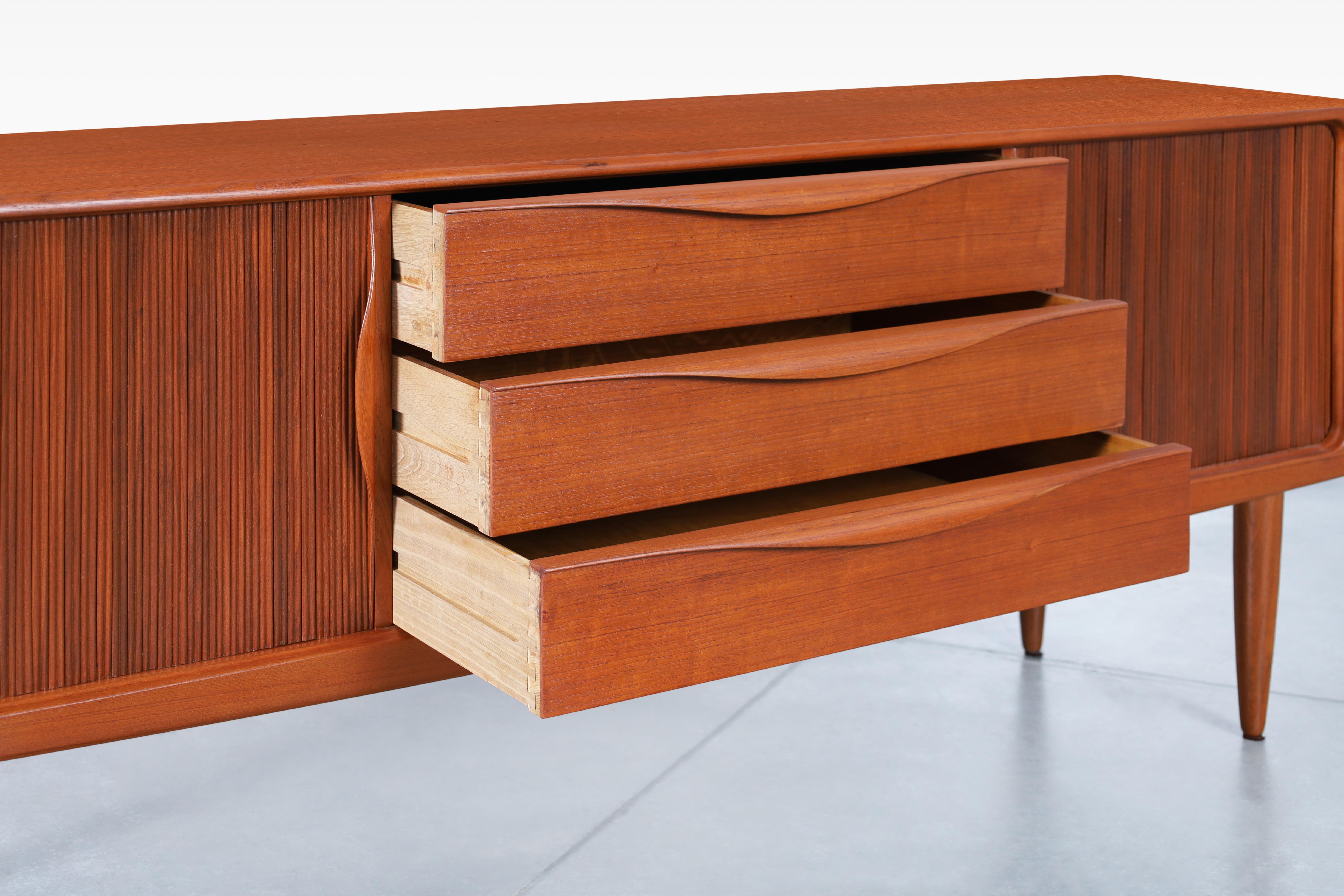 Metà XX secolo Credenza moderna danese con ante a tamburo in teak in vendita